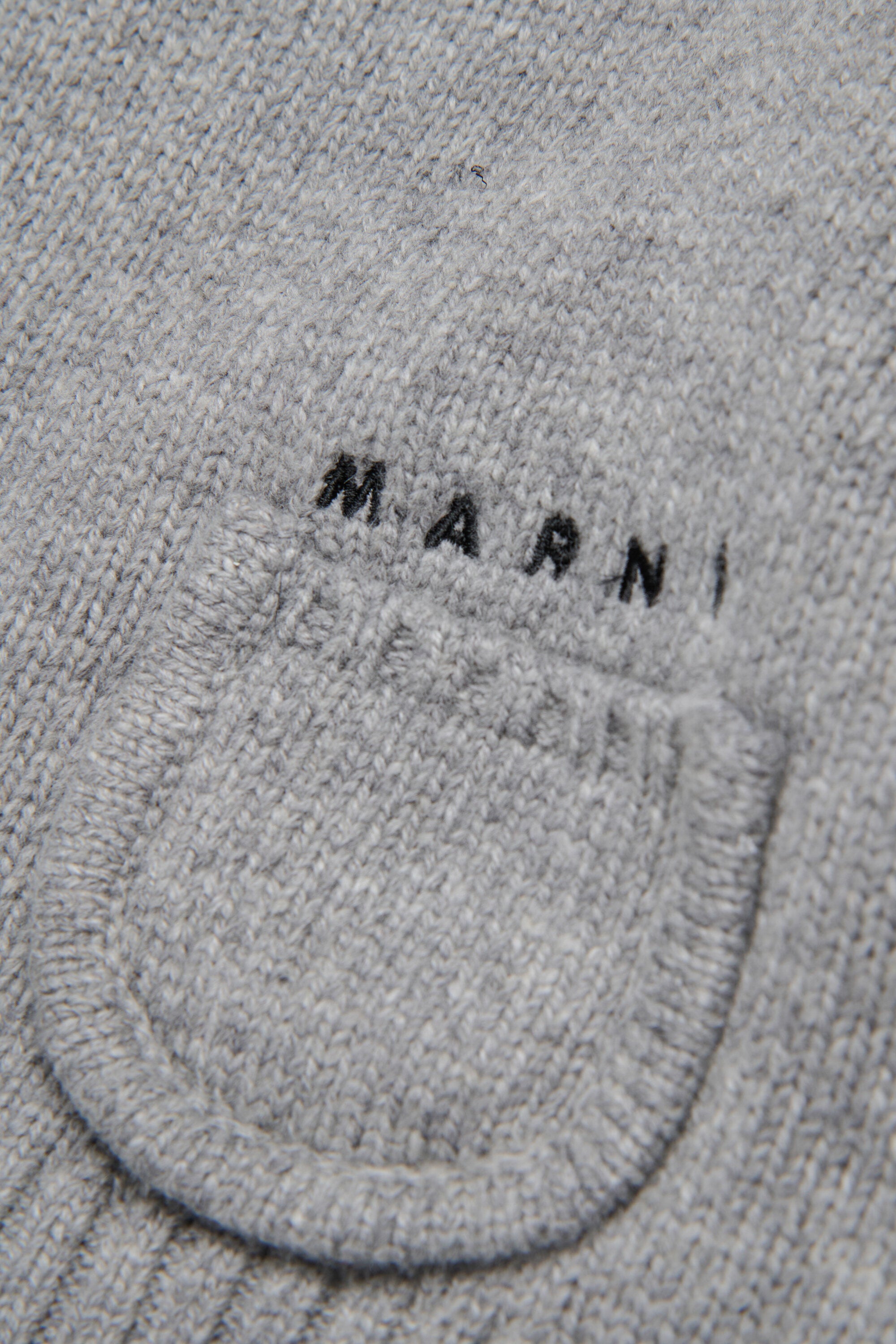 小さなポケットが付いたウール混のプルオーバー