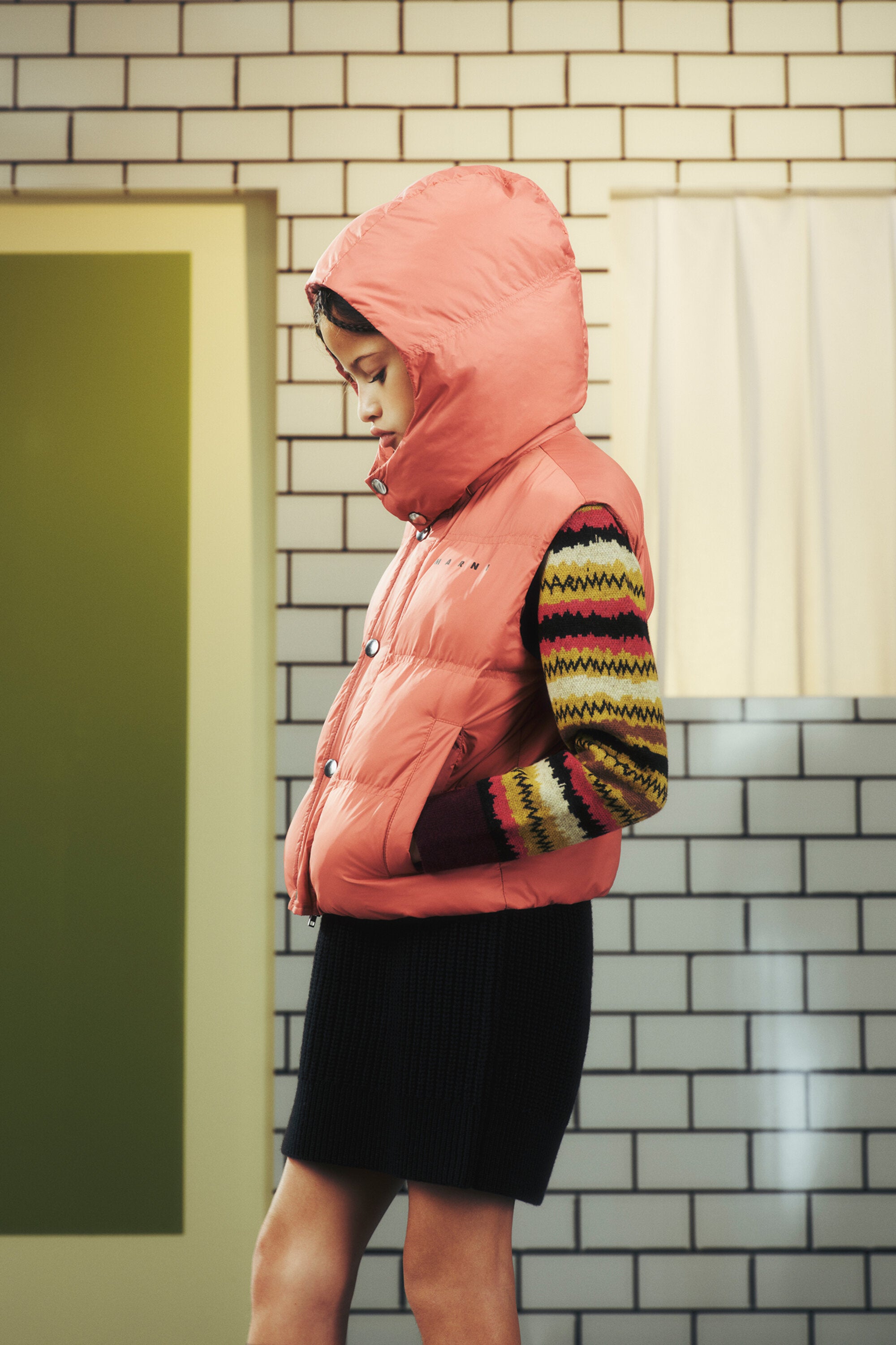 ロゴ入りフード付きベスト