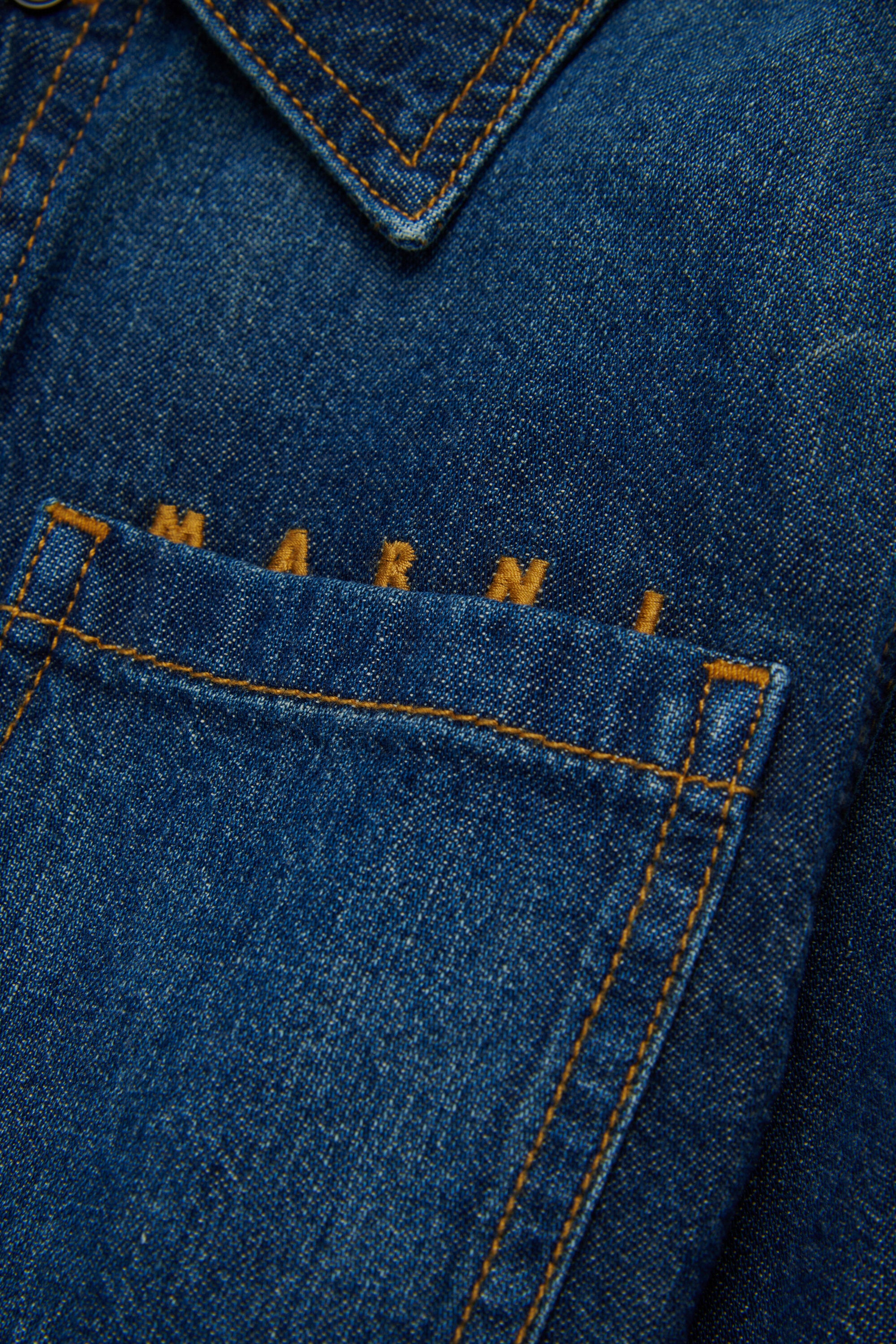 濃紺のライトデニムシャツ