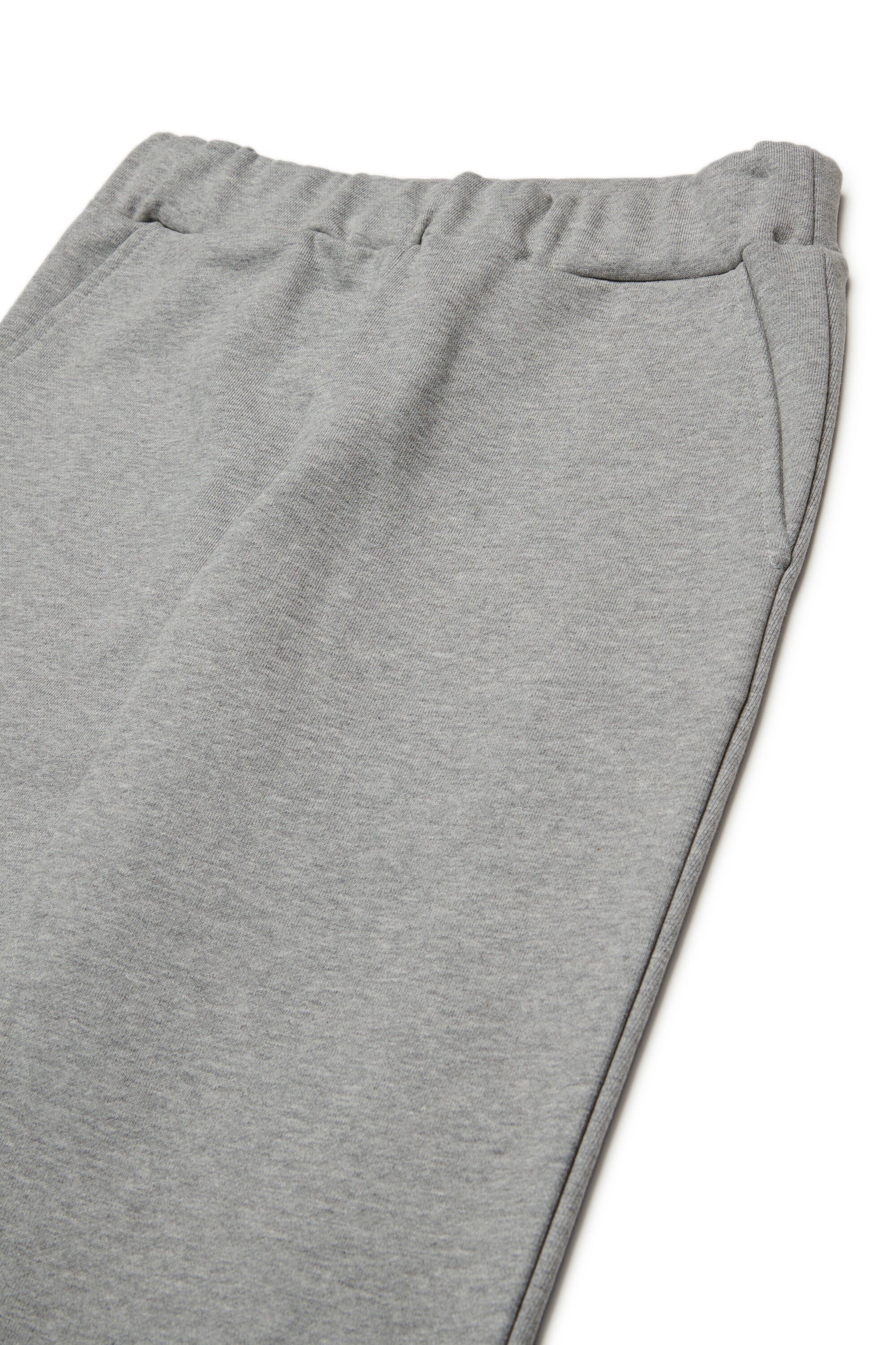 足首に伸縮性のある袖口のフリース・ジョガー・パンツ