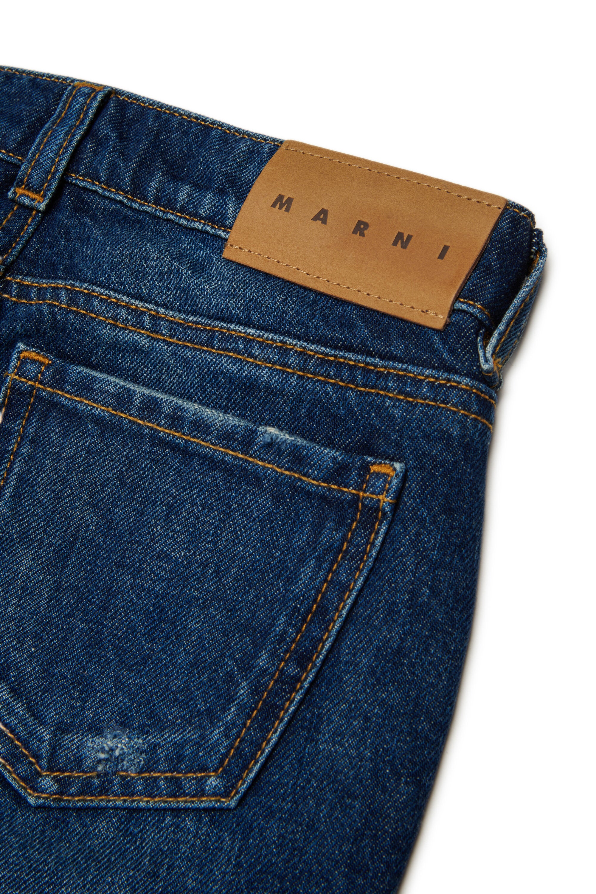 ダークブルーのブートカット・ジーンズ