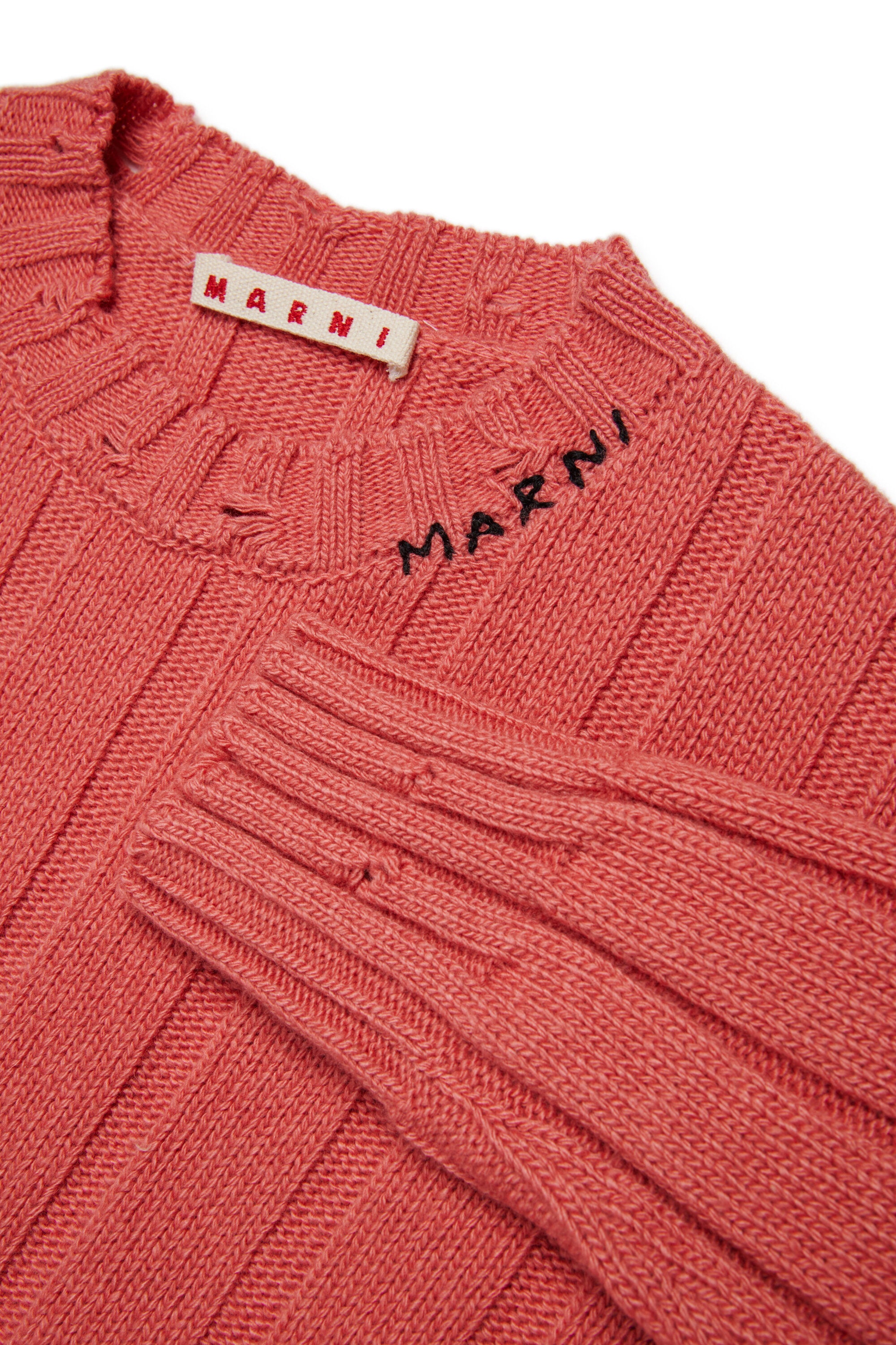 クロップド丈のウール混プルオーバー。