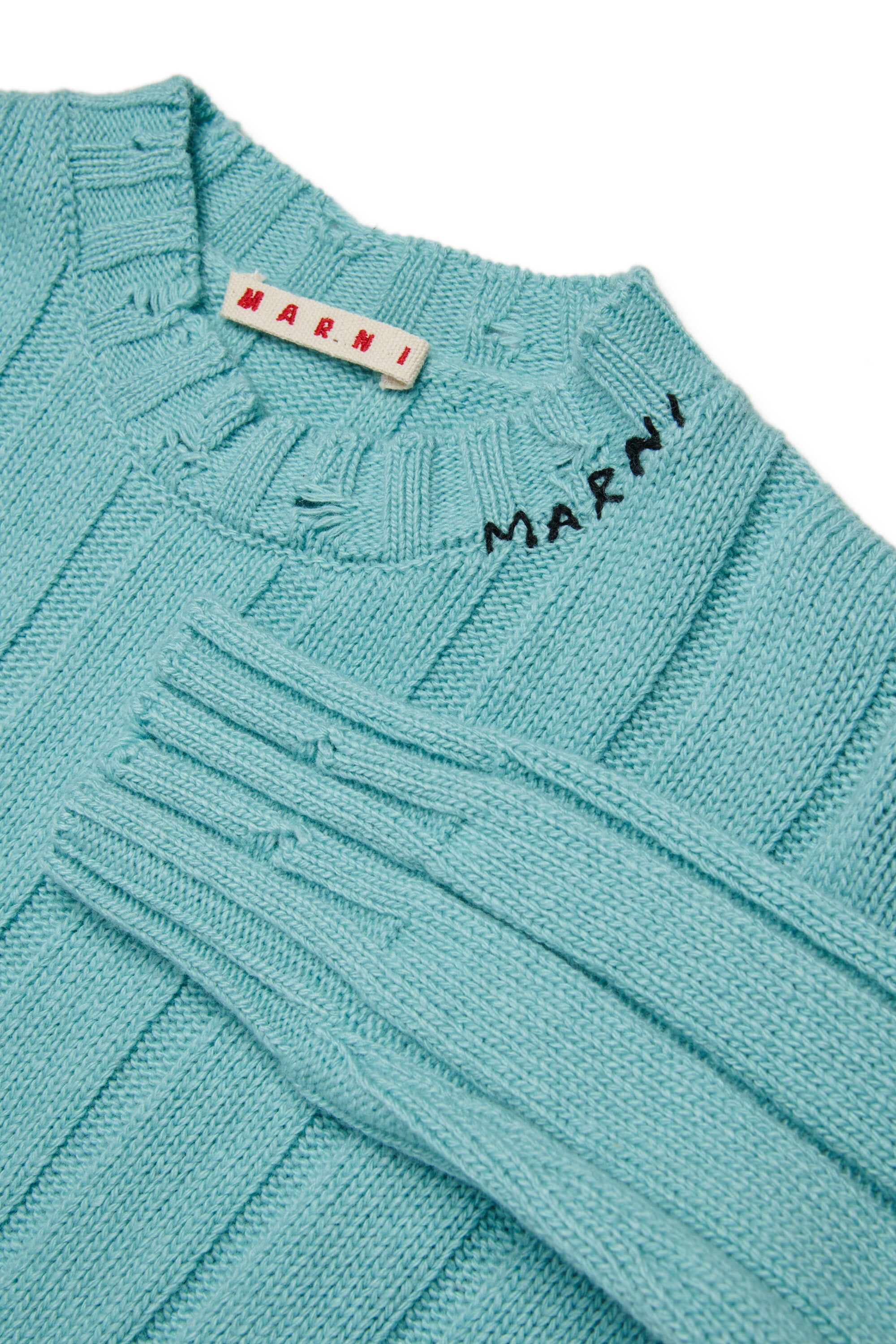 クロップド丈のウール混プルオーバー。