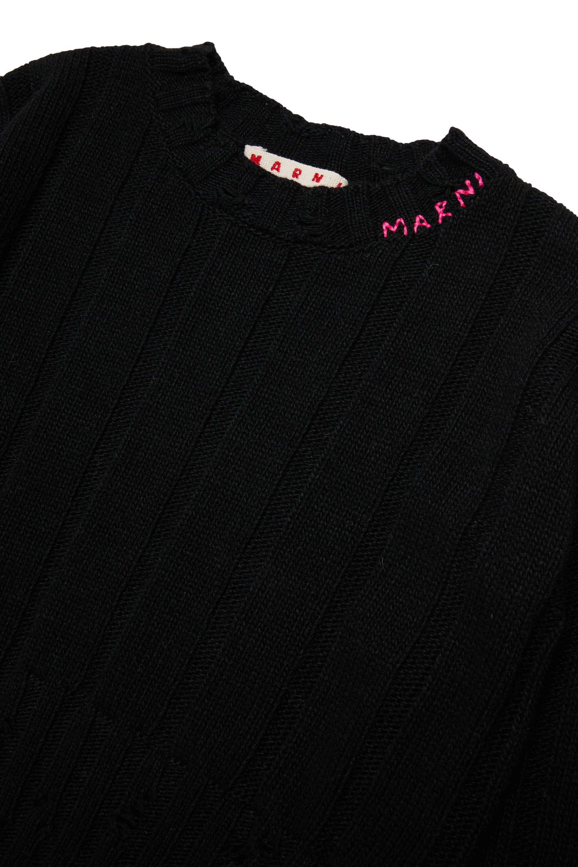 クロップド丈のウール混プルオーバー。