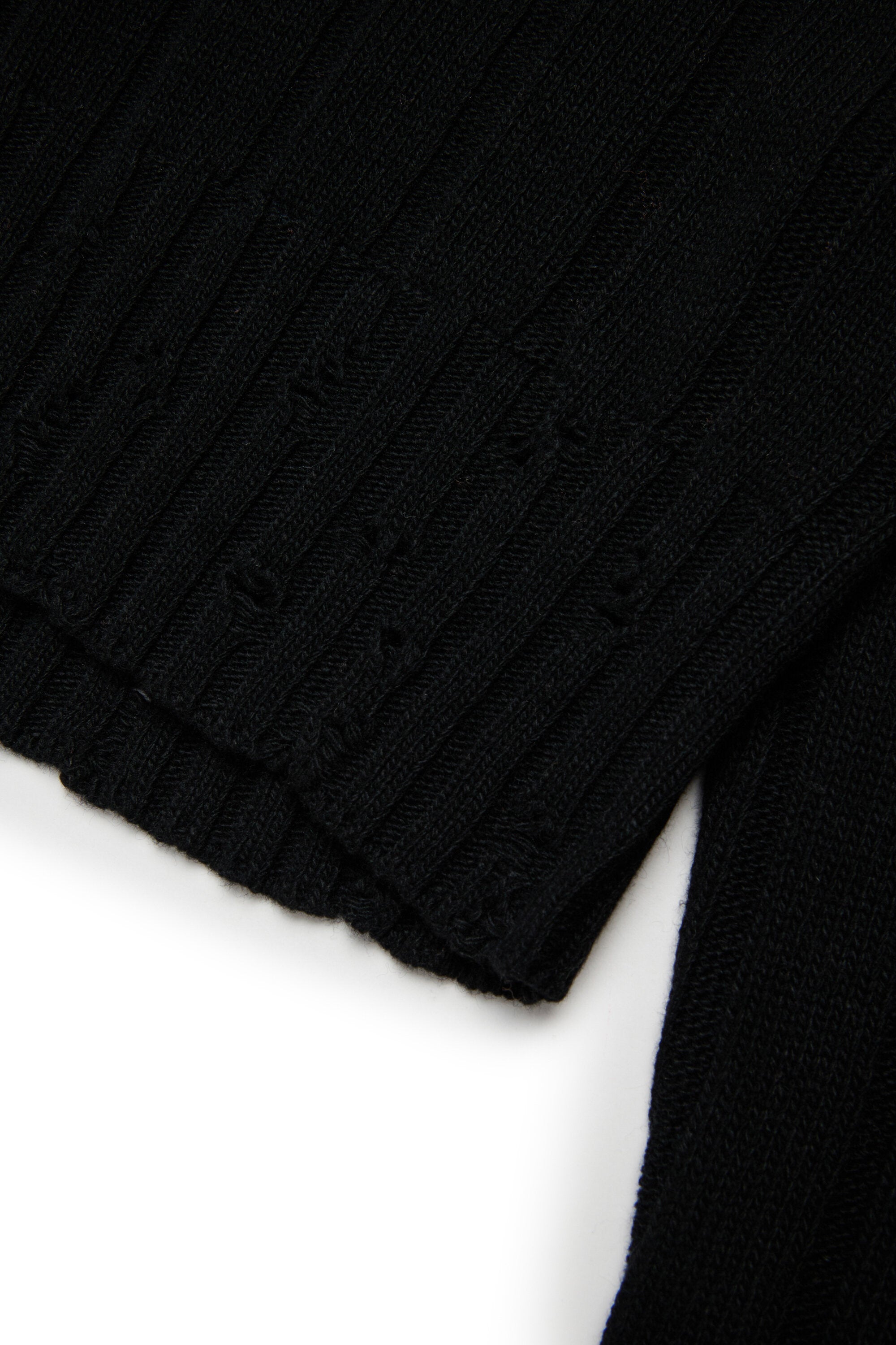 クロップド丈のウール混プルオーバー。