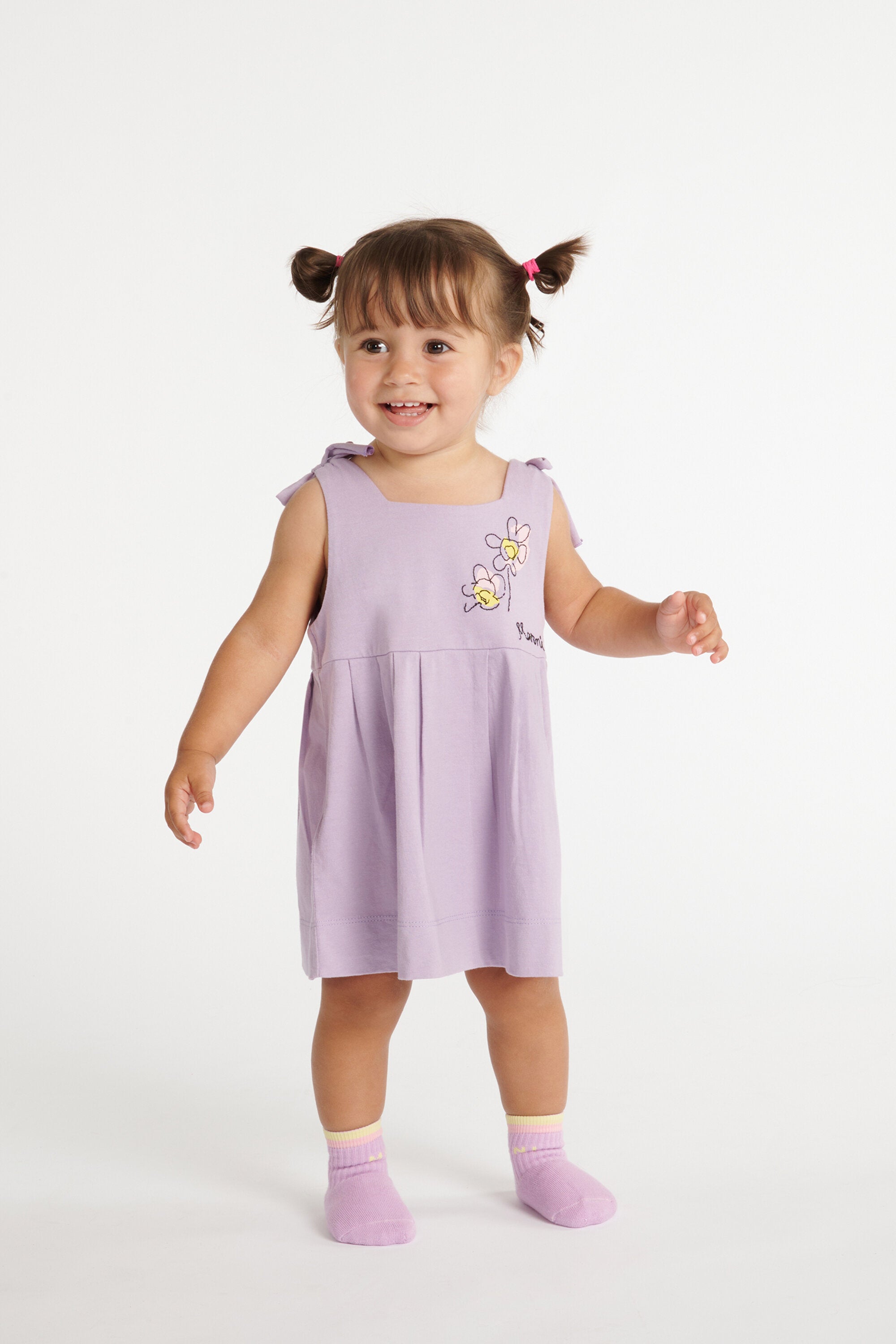 刺繍された花とリボンのドレス