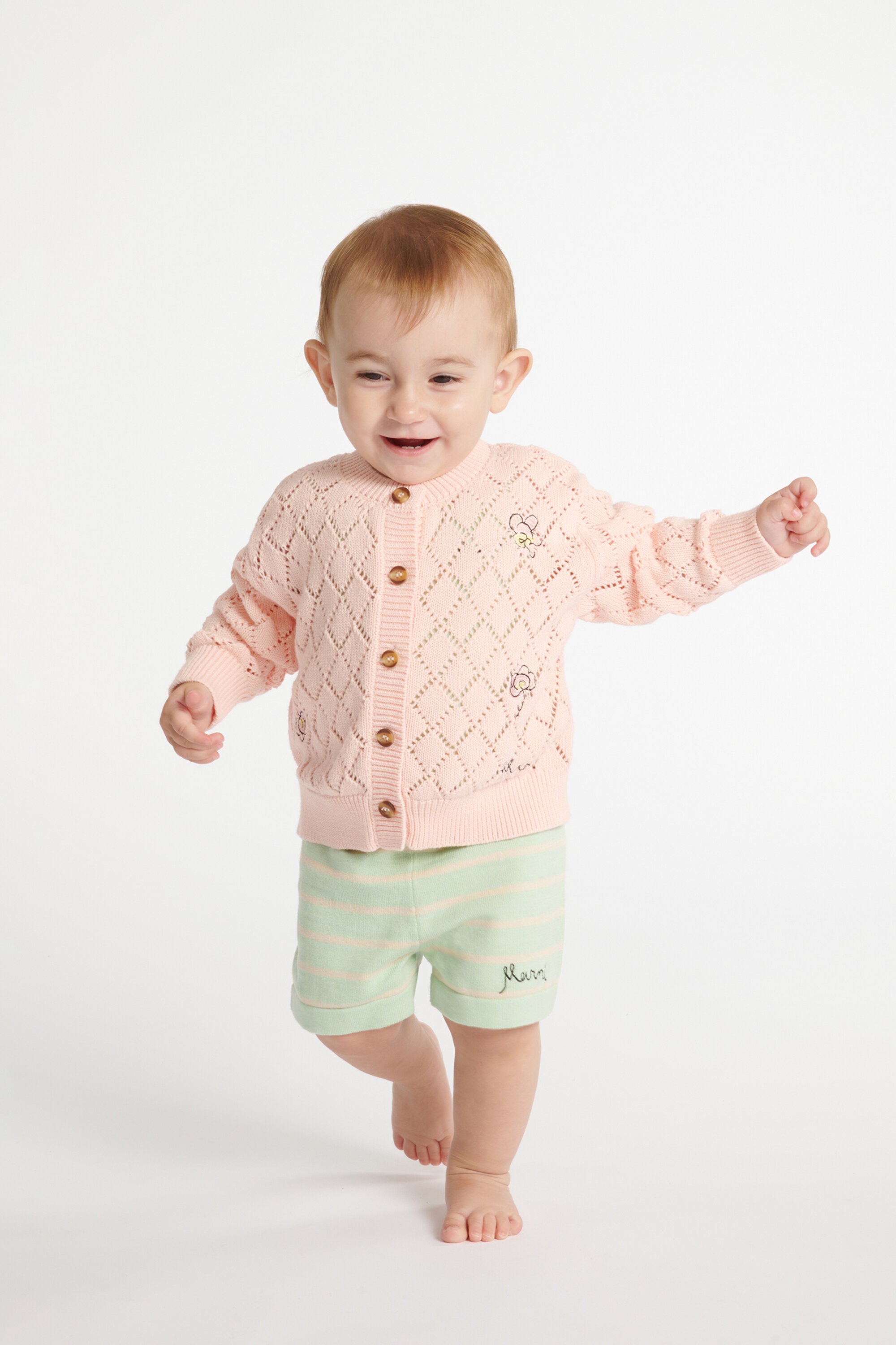 フローラル刺繍入りの透かし編みカーディガン