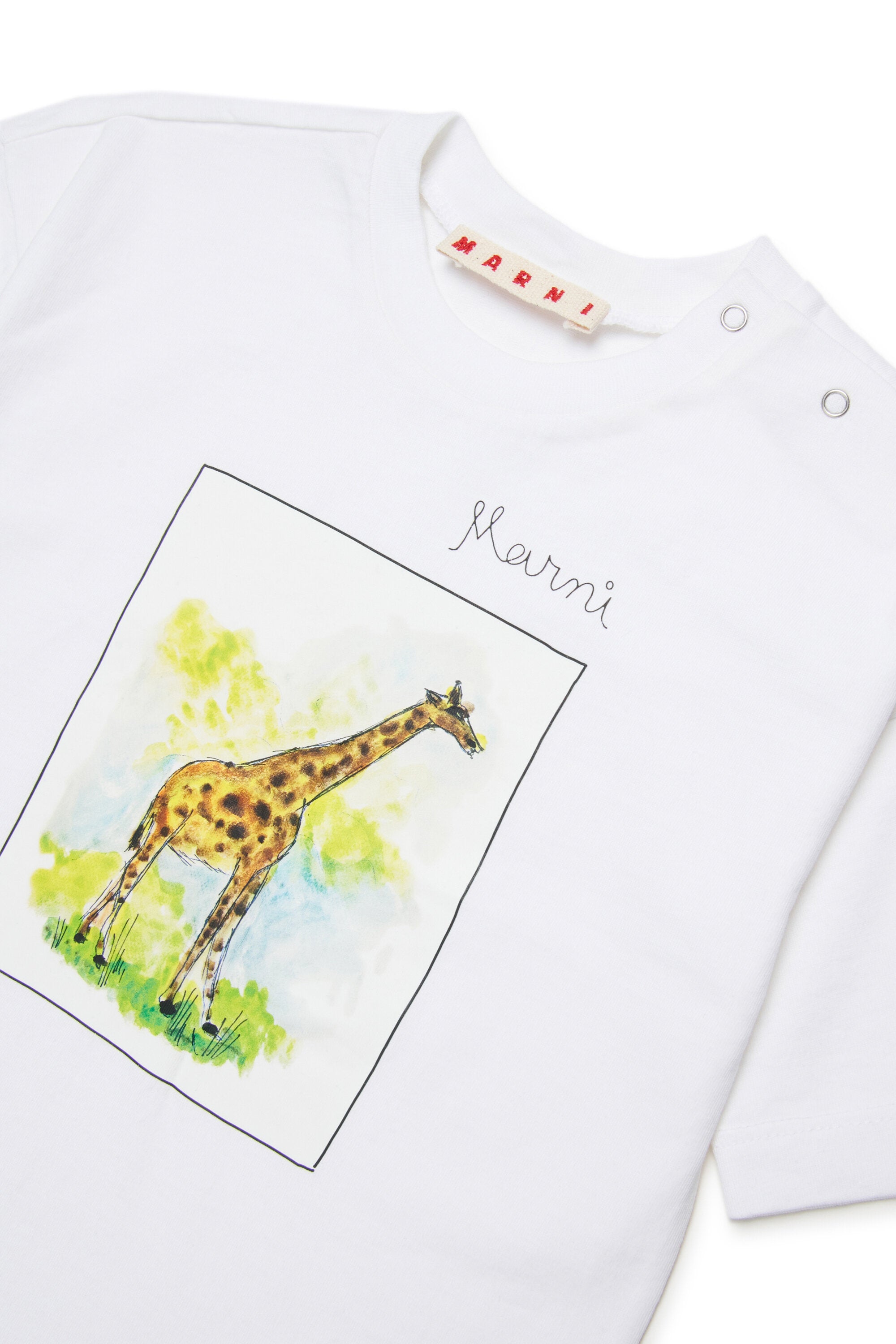 ジラフプリントとロゴ入りTシャツ