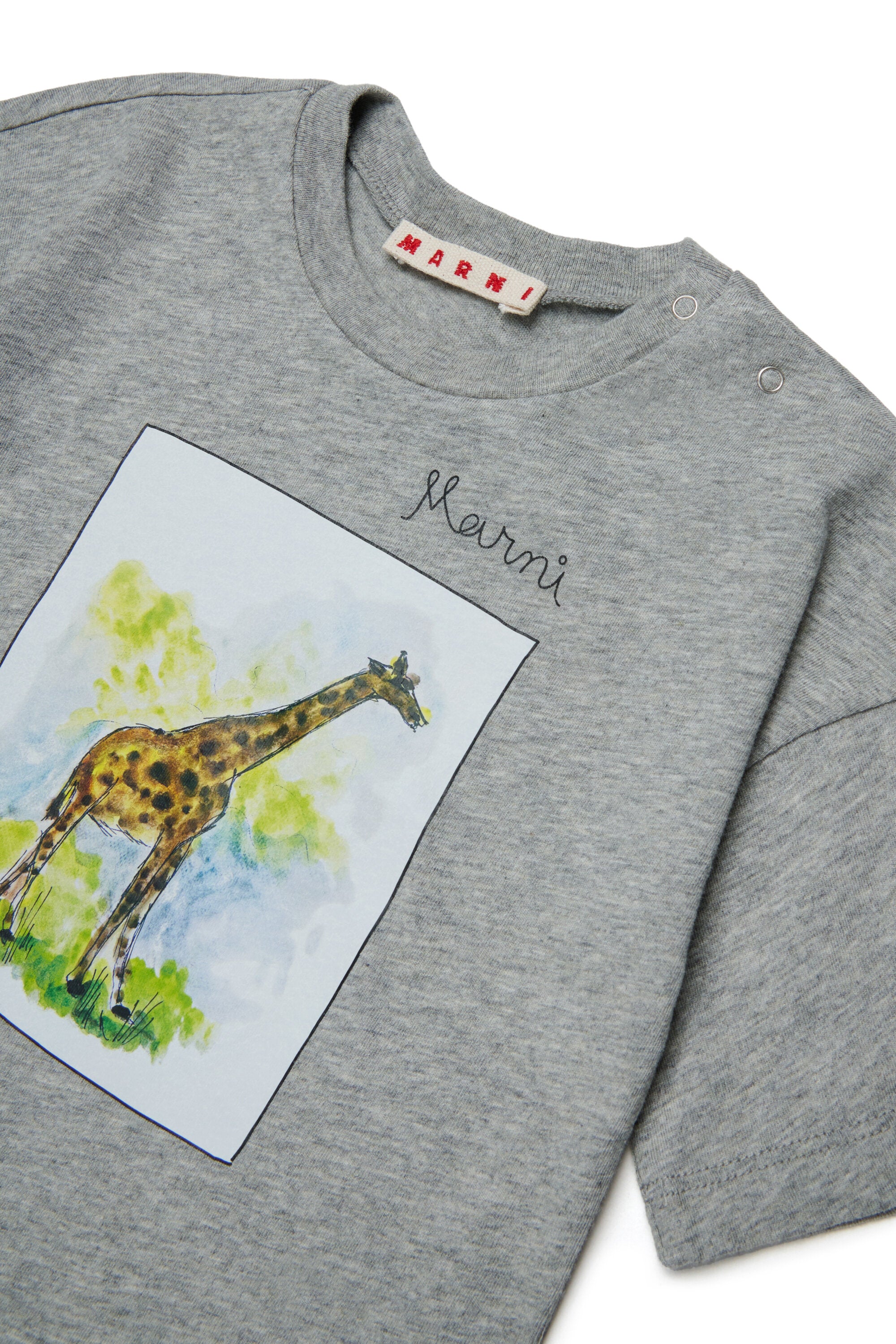 ジラフプリントとロゴ入りTシャツ