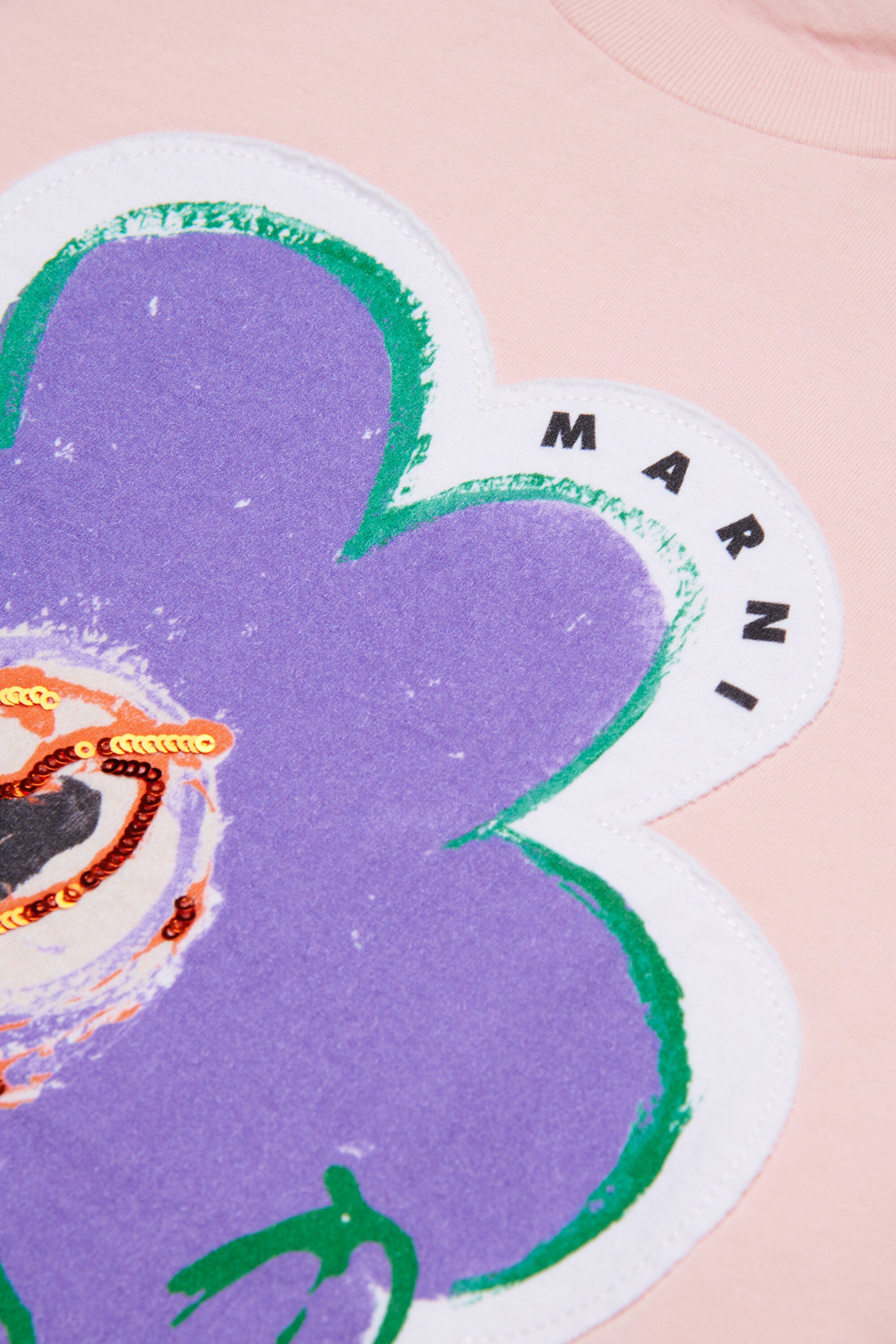 フラワーアップリケ付きロゴTシャツ