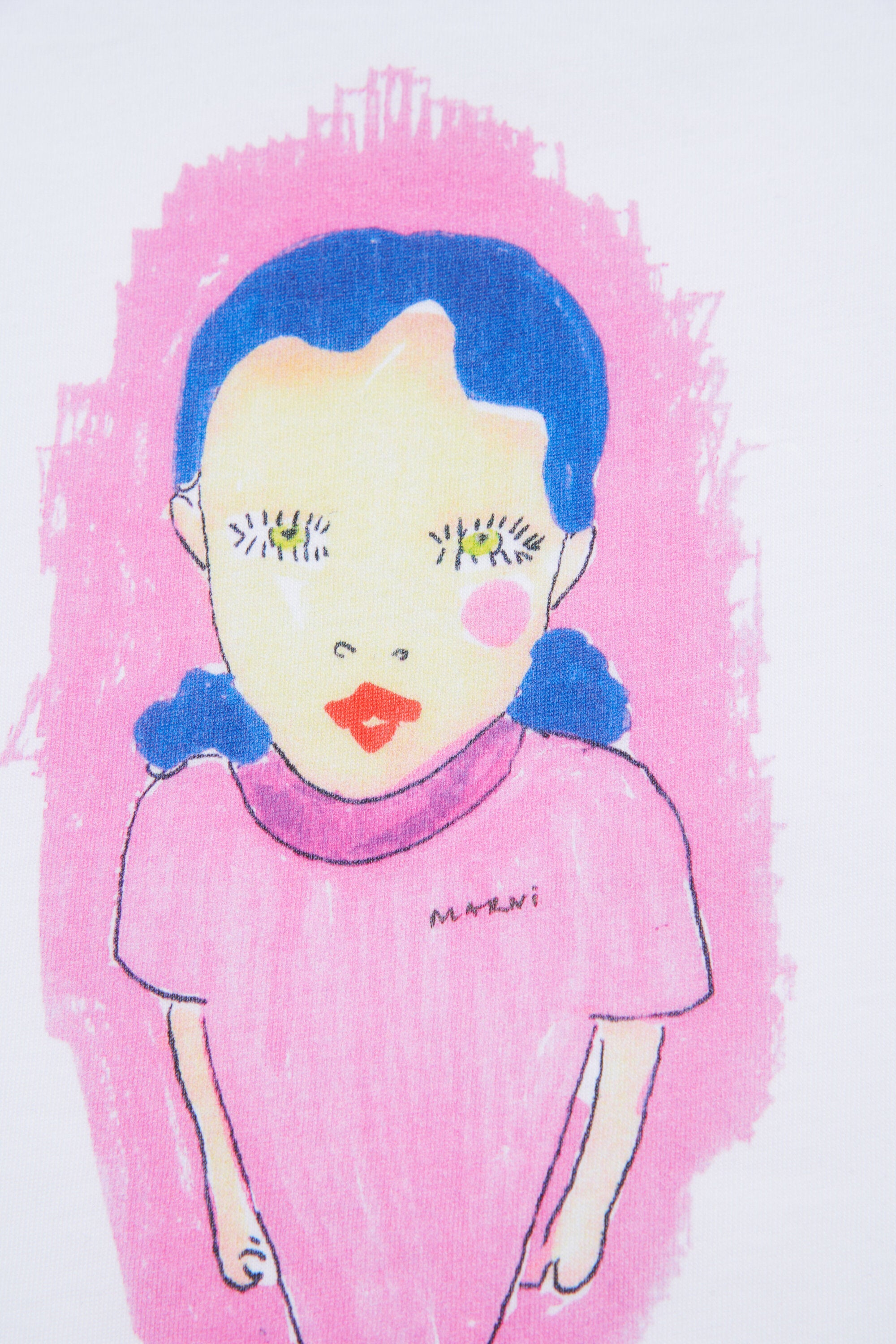 コントラストの効いたトリム付きグラフィックプリントTシャツ