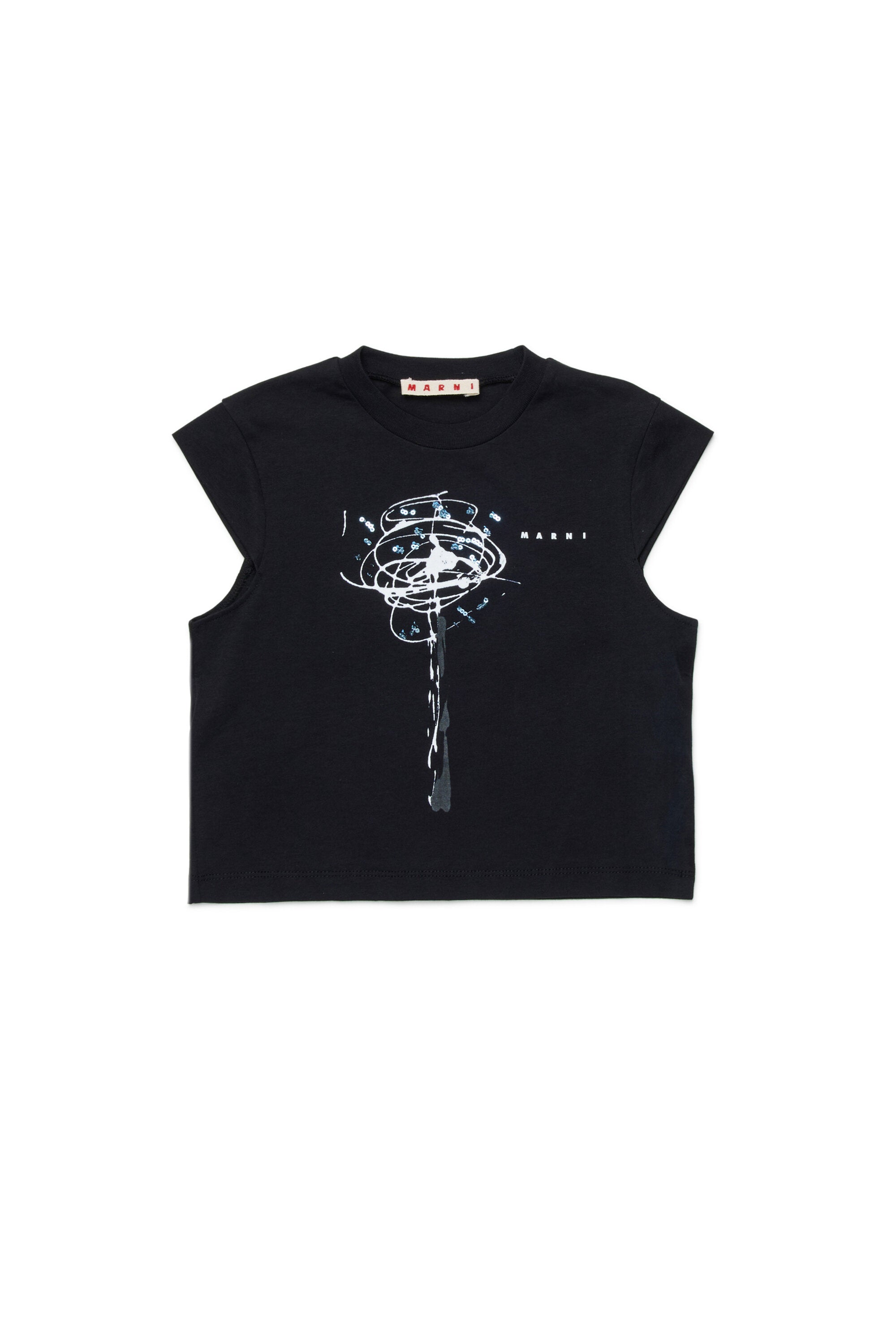 胸にロゴ入りTシャツ
