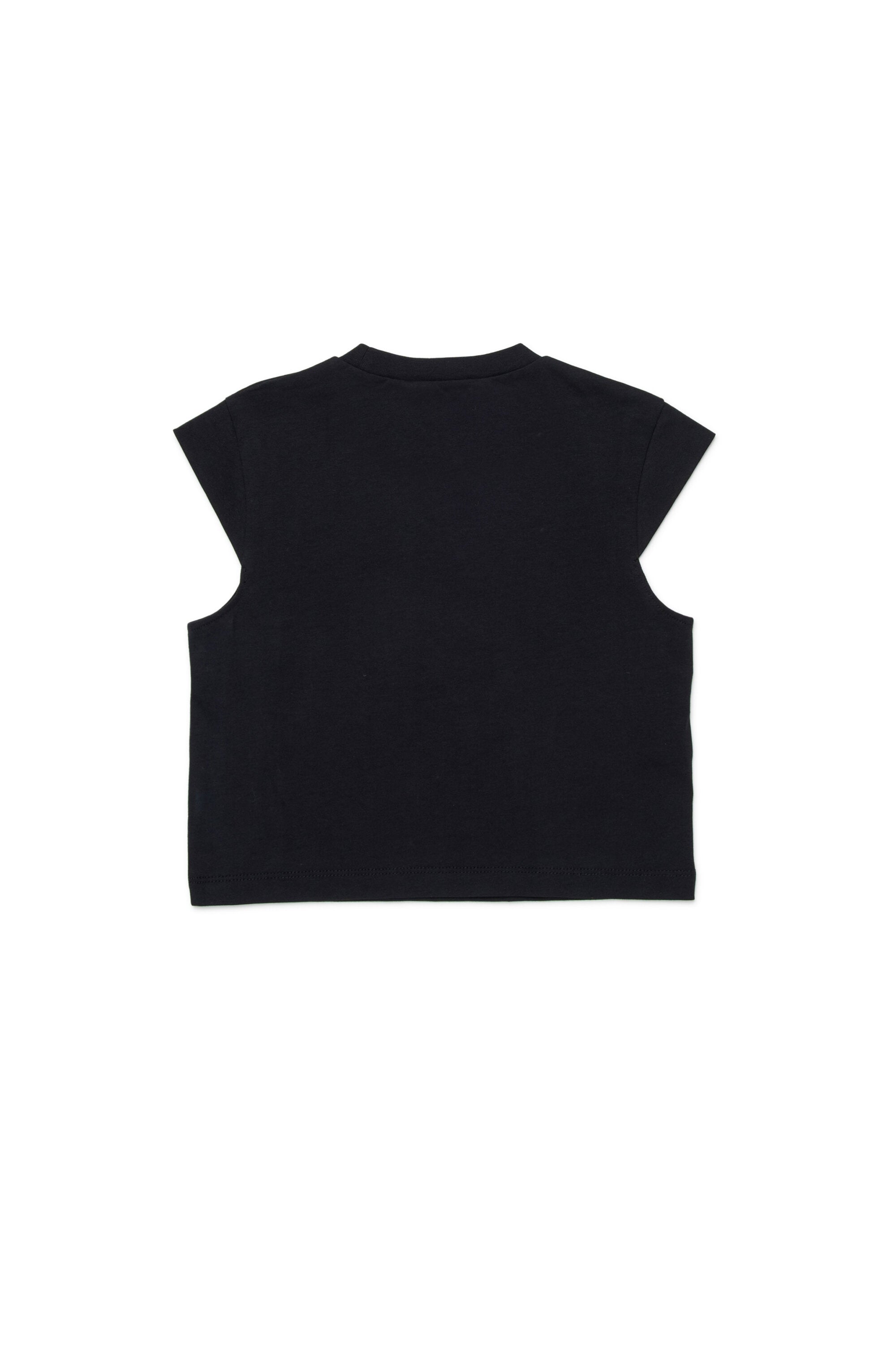 胸にロゴ入りTシャツ