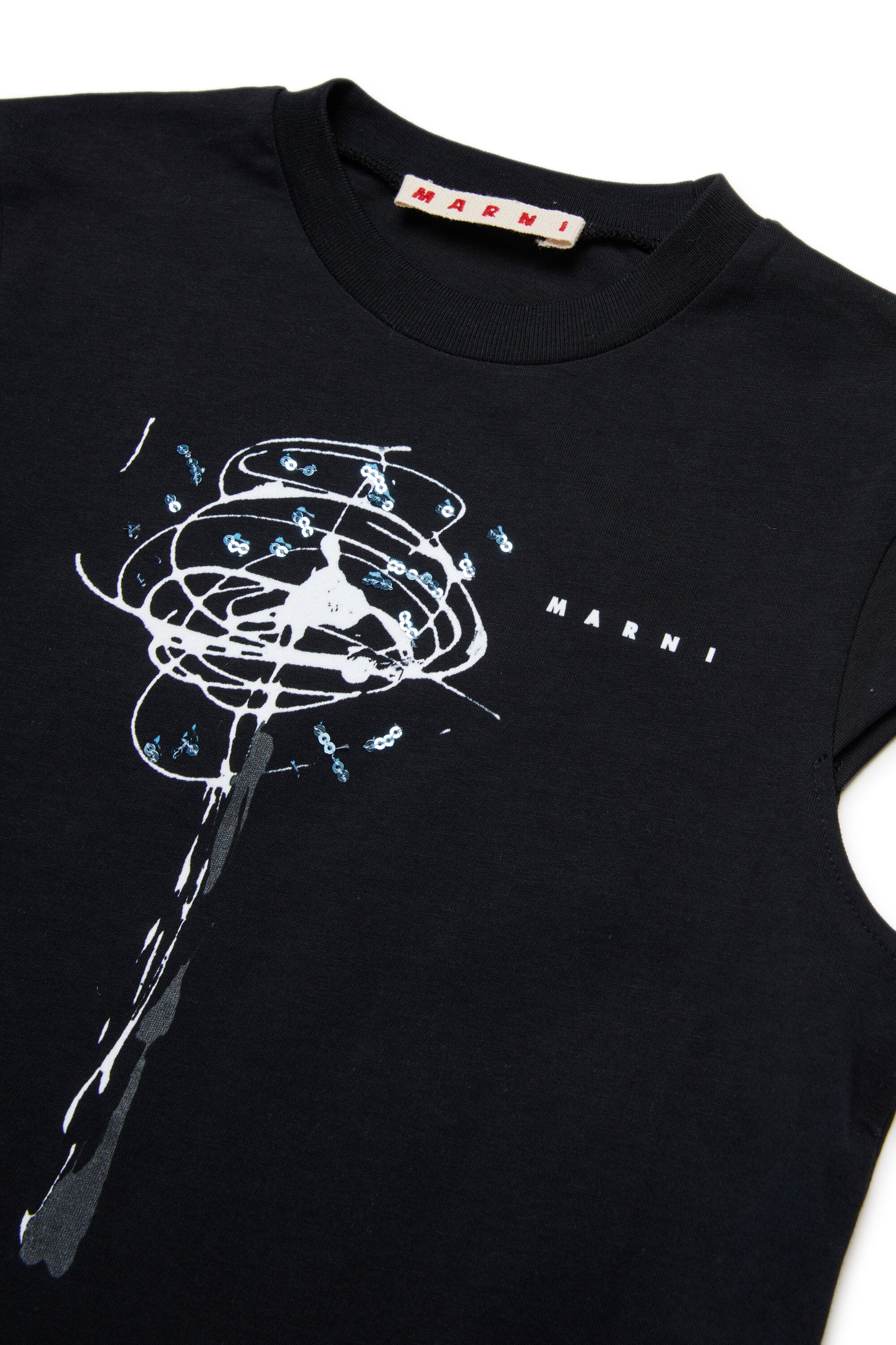 胸にロゴ入りTシャツ