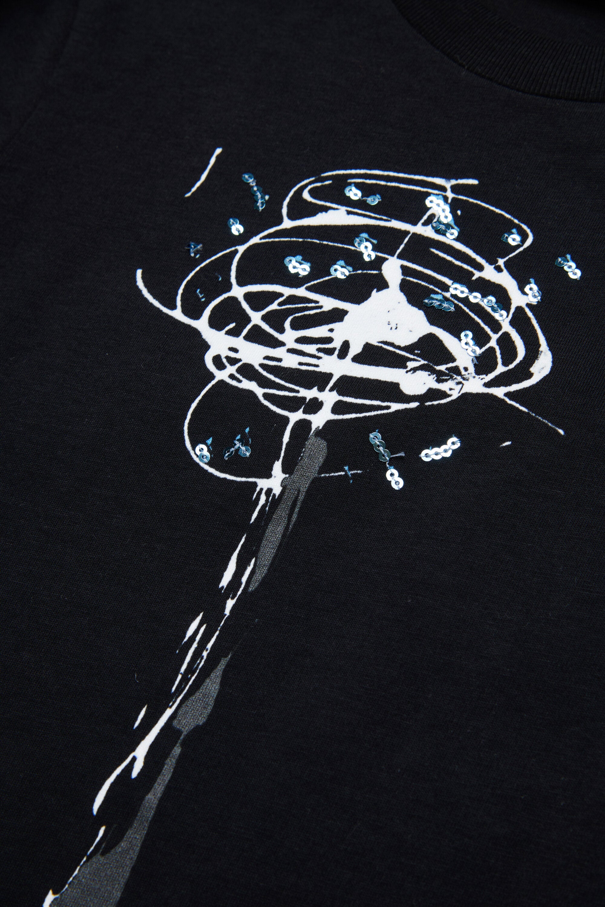 胸にロゴ入りTシャツ