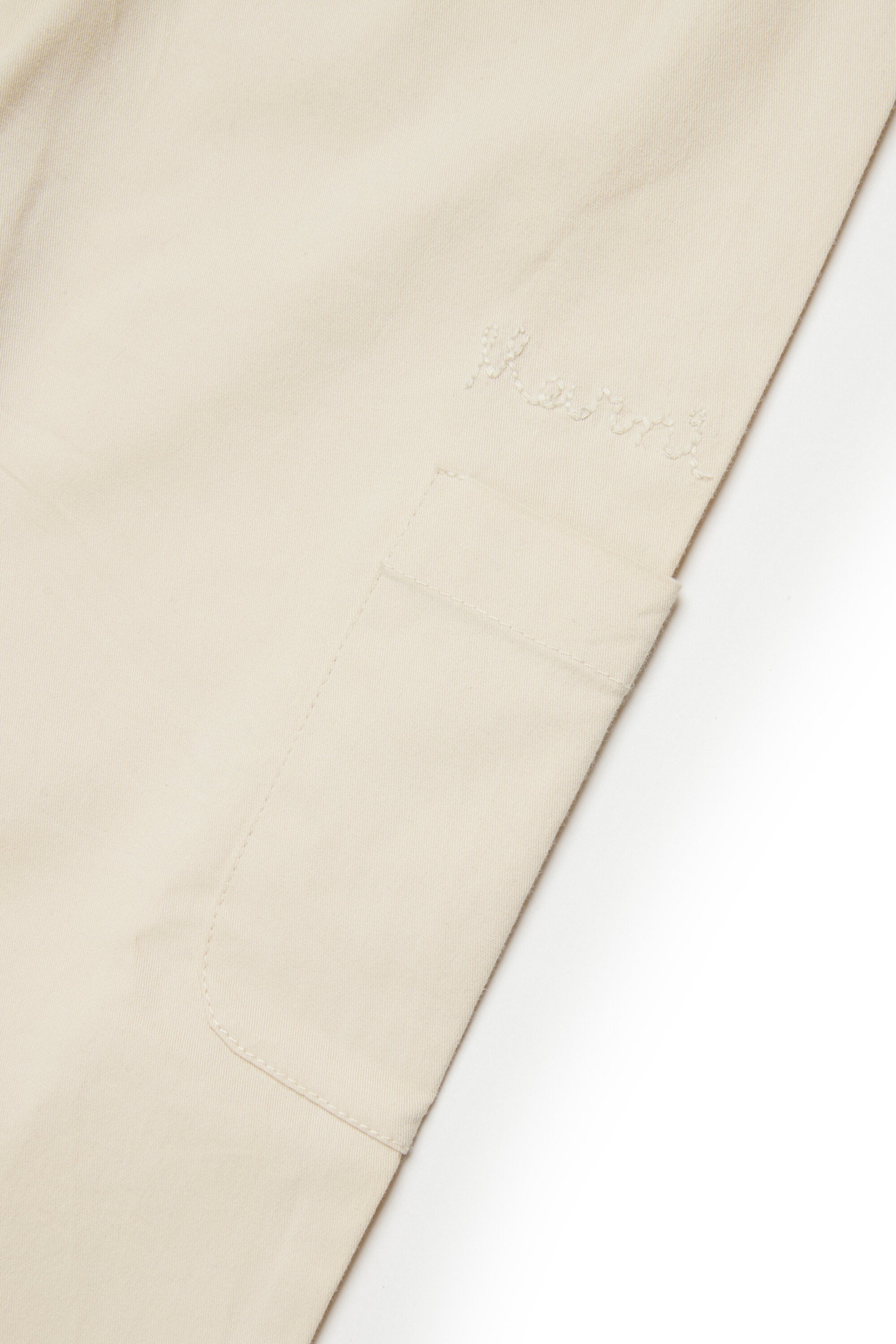 肩にフリルが付いたジャンプスーツ