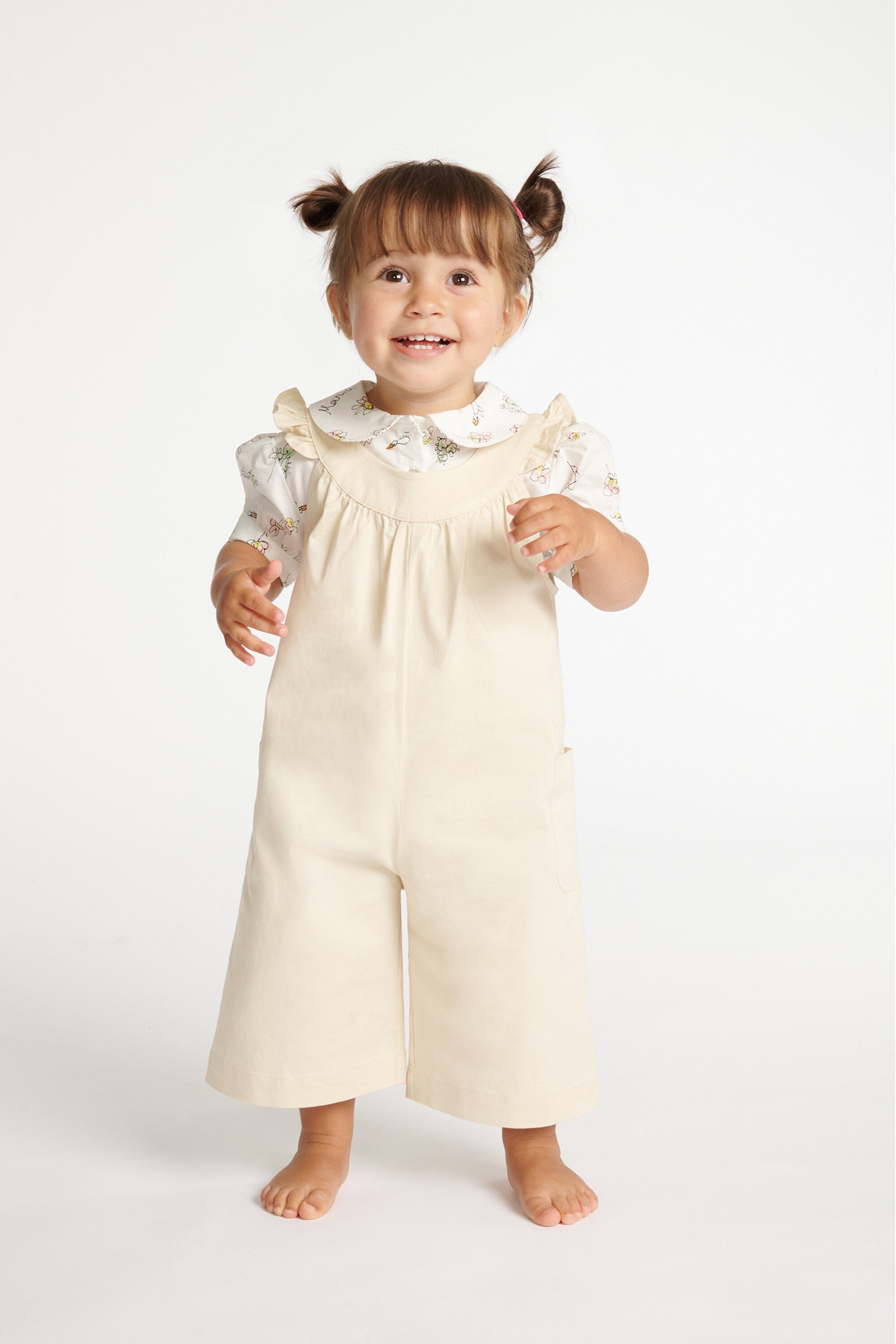 肩にフリルが付いたジャンプスーツ