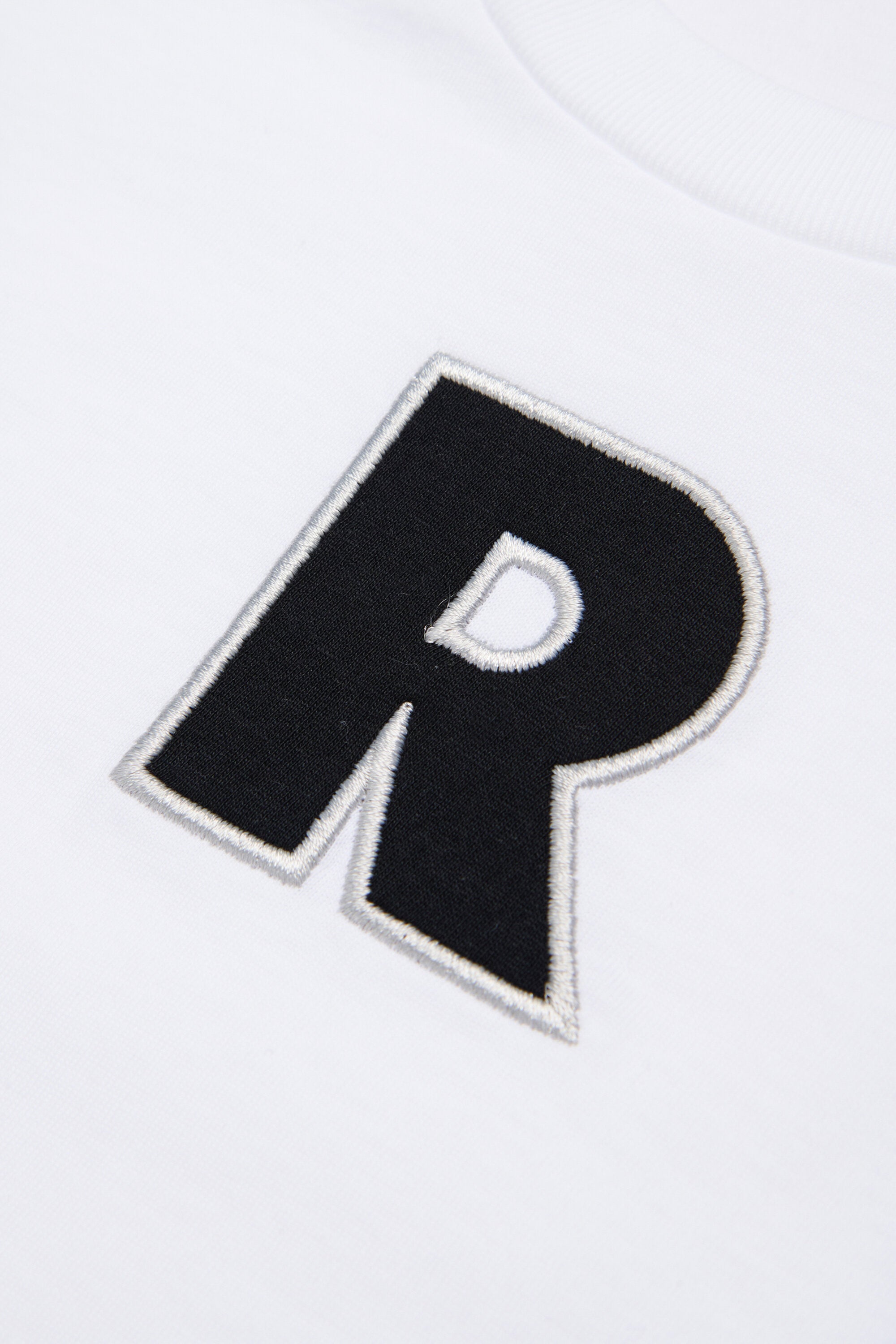 ロゴ入りTシャツ