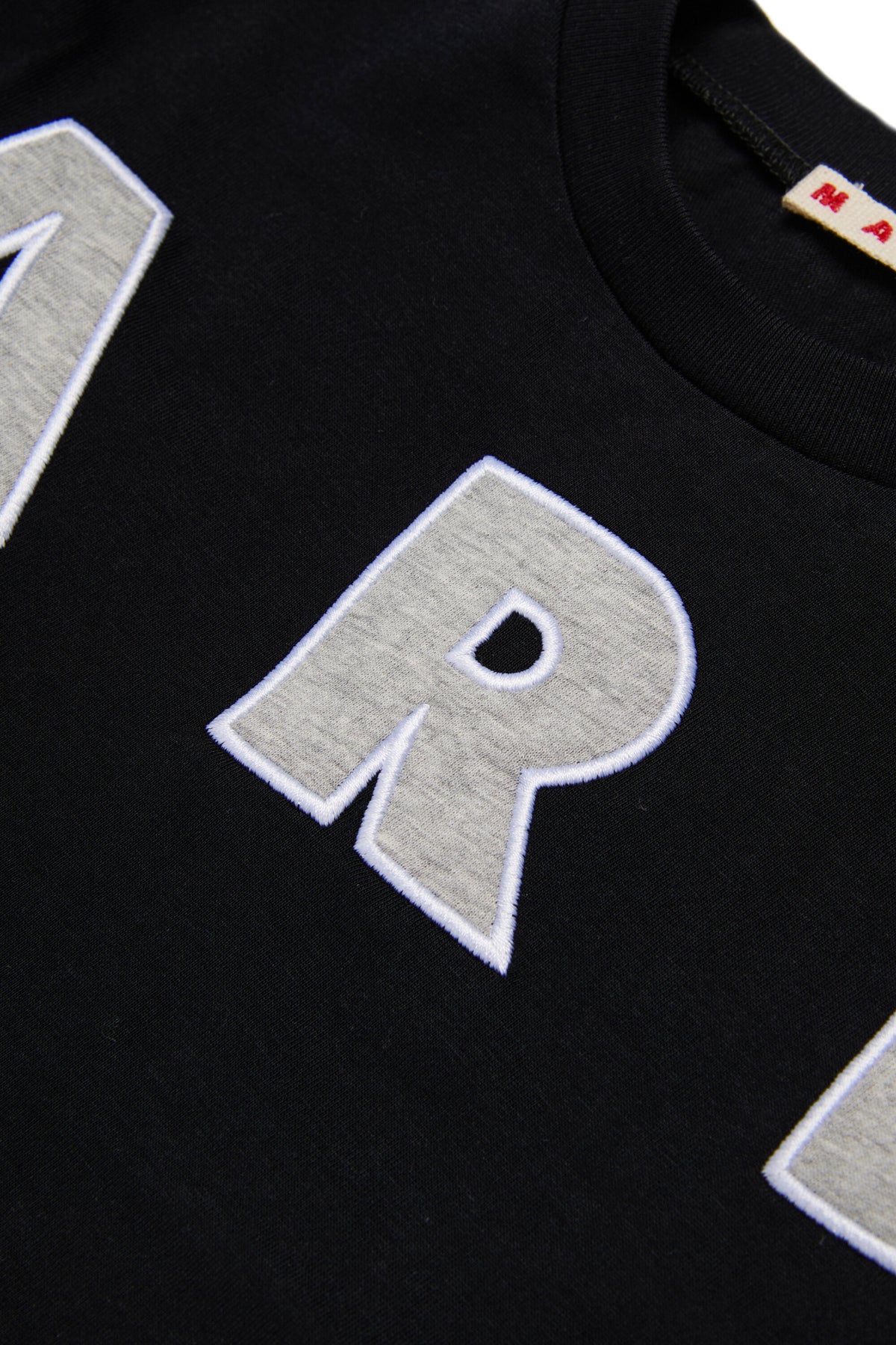 ロゴ入りTシャツ