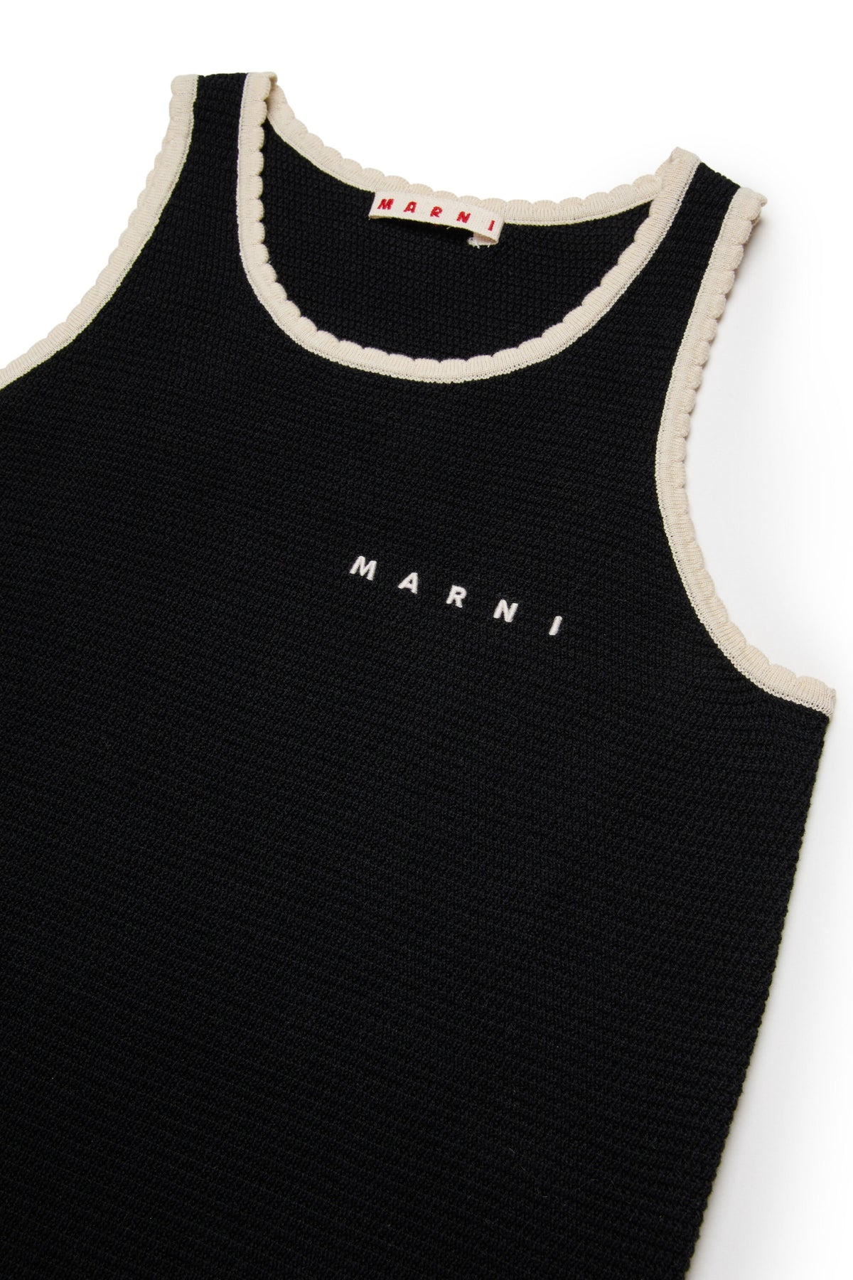 Sleeveless dress with geometric pattern