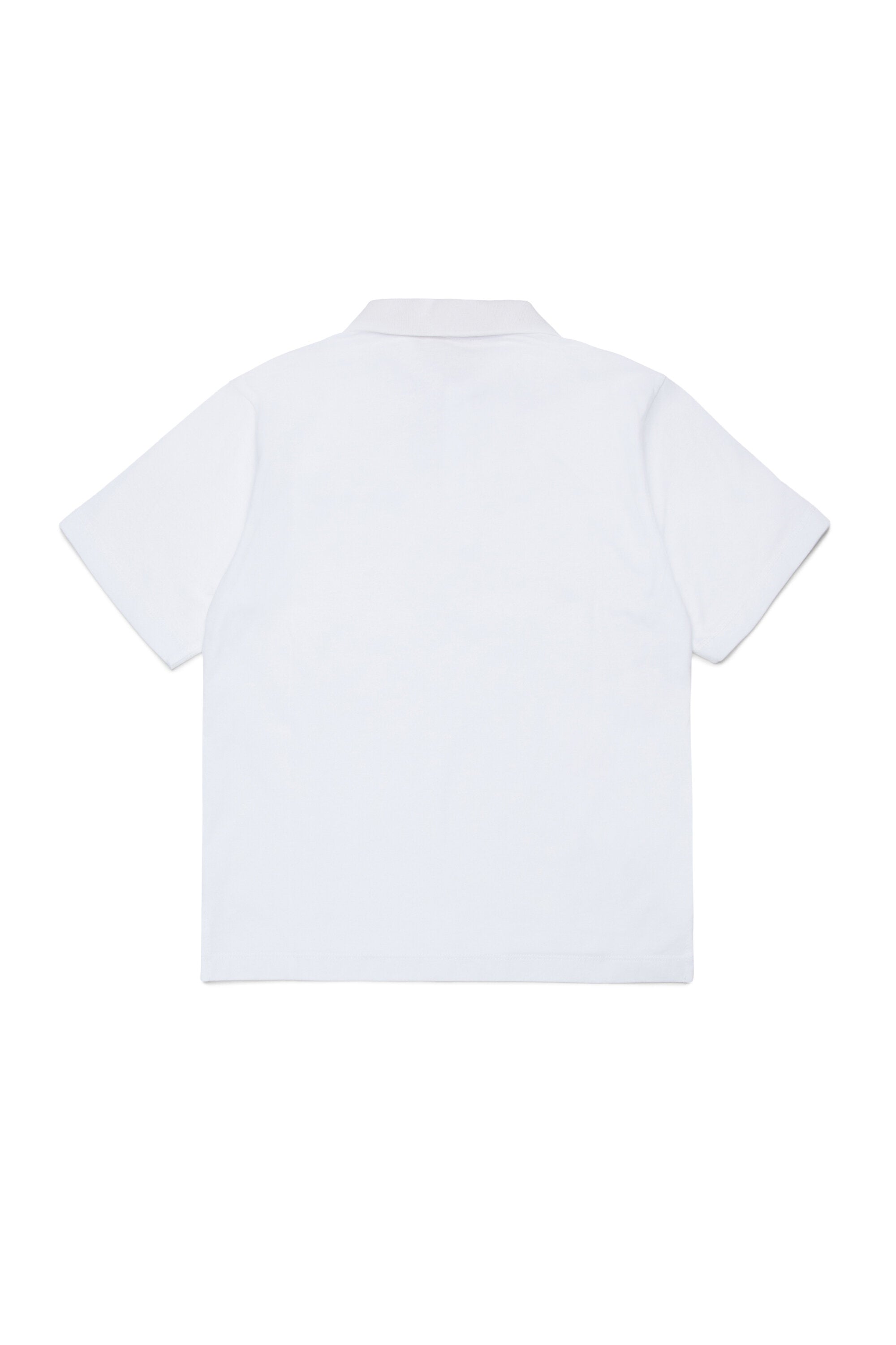 胸元にロゴ入りのポロシャツ