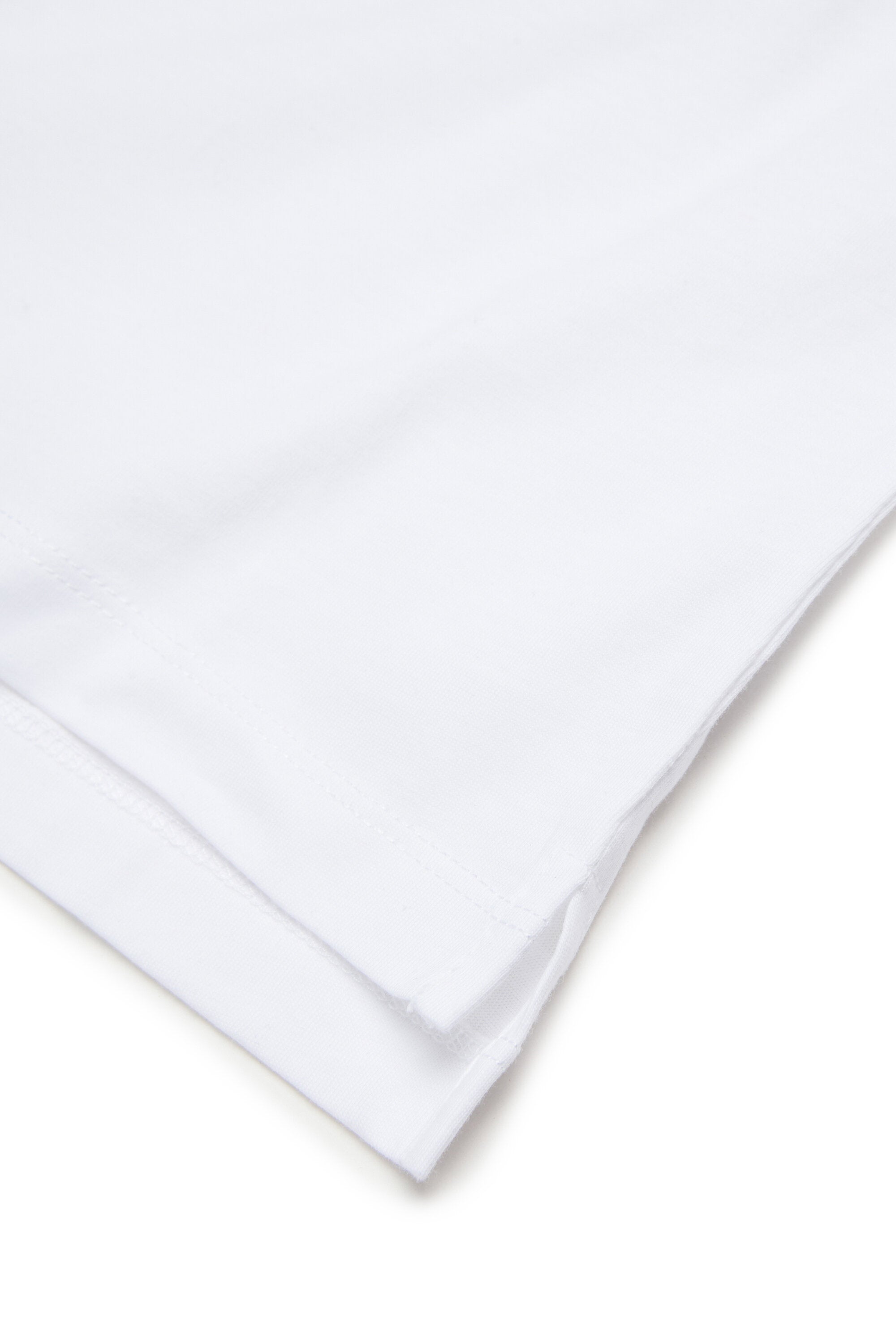 胸元にロゴ入りのポロシャツ