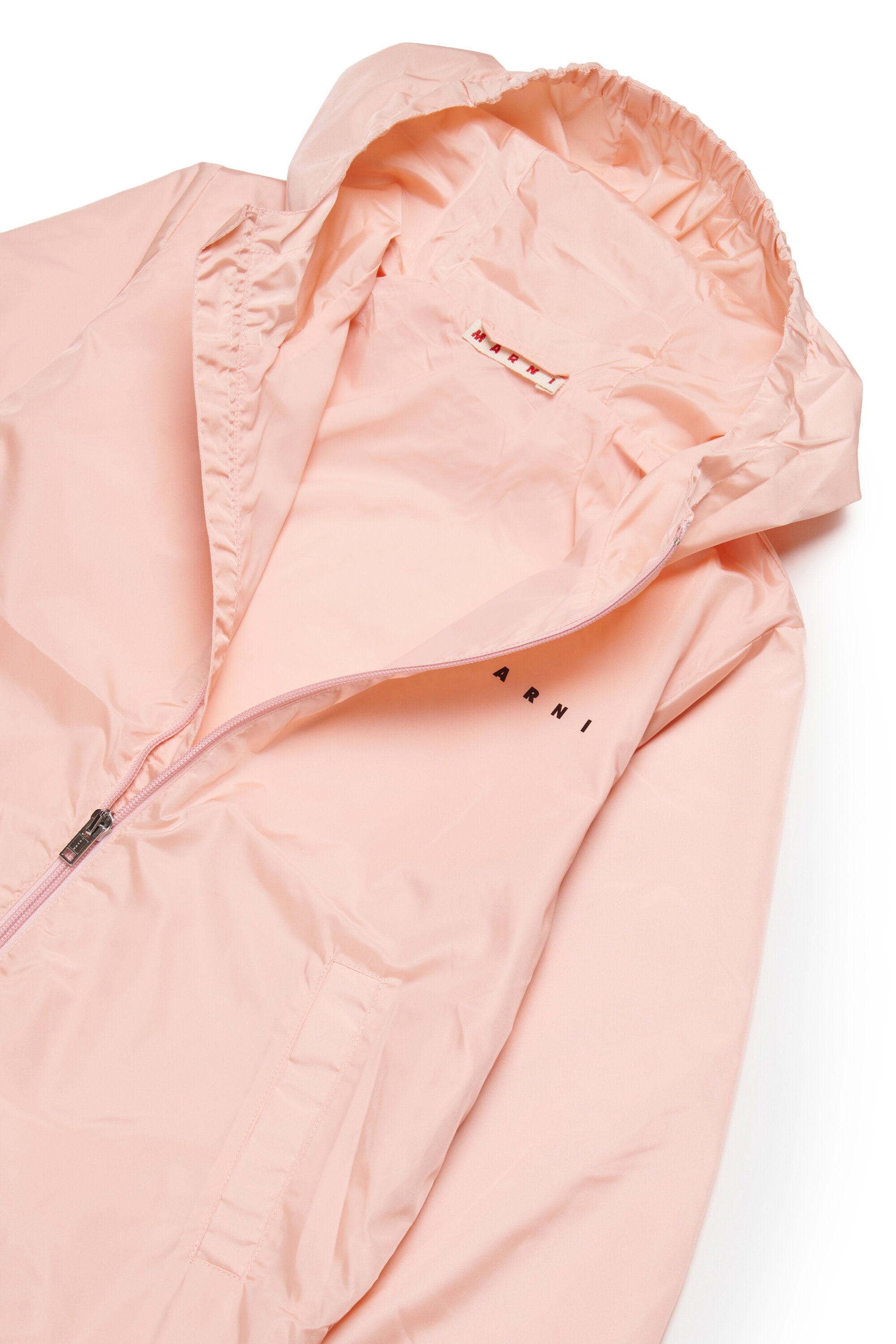 ロゴプリント入りウインドブレーカー