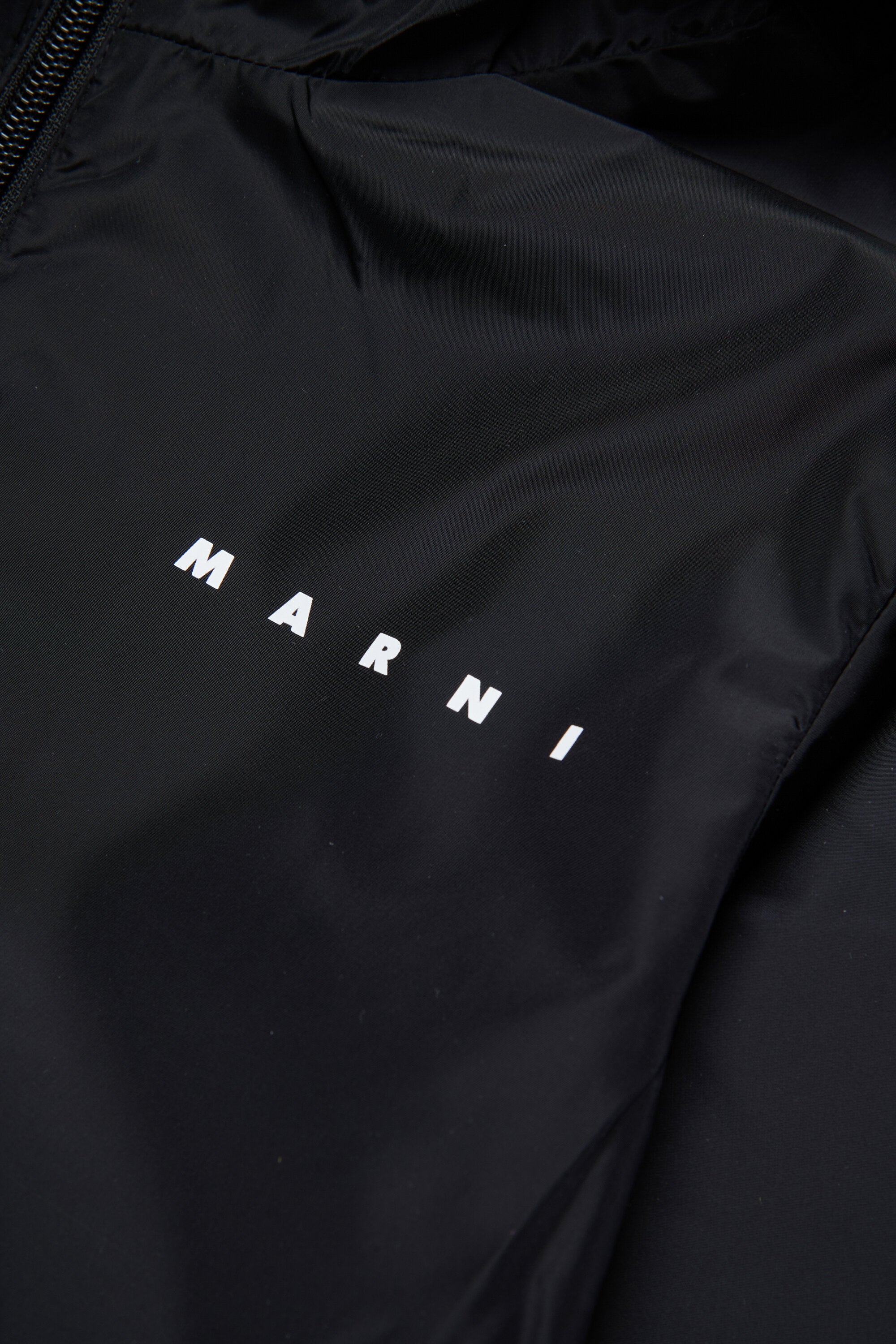 ロゴプリント入りウインドブレーカー