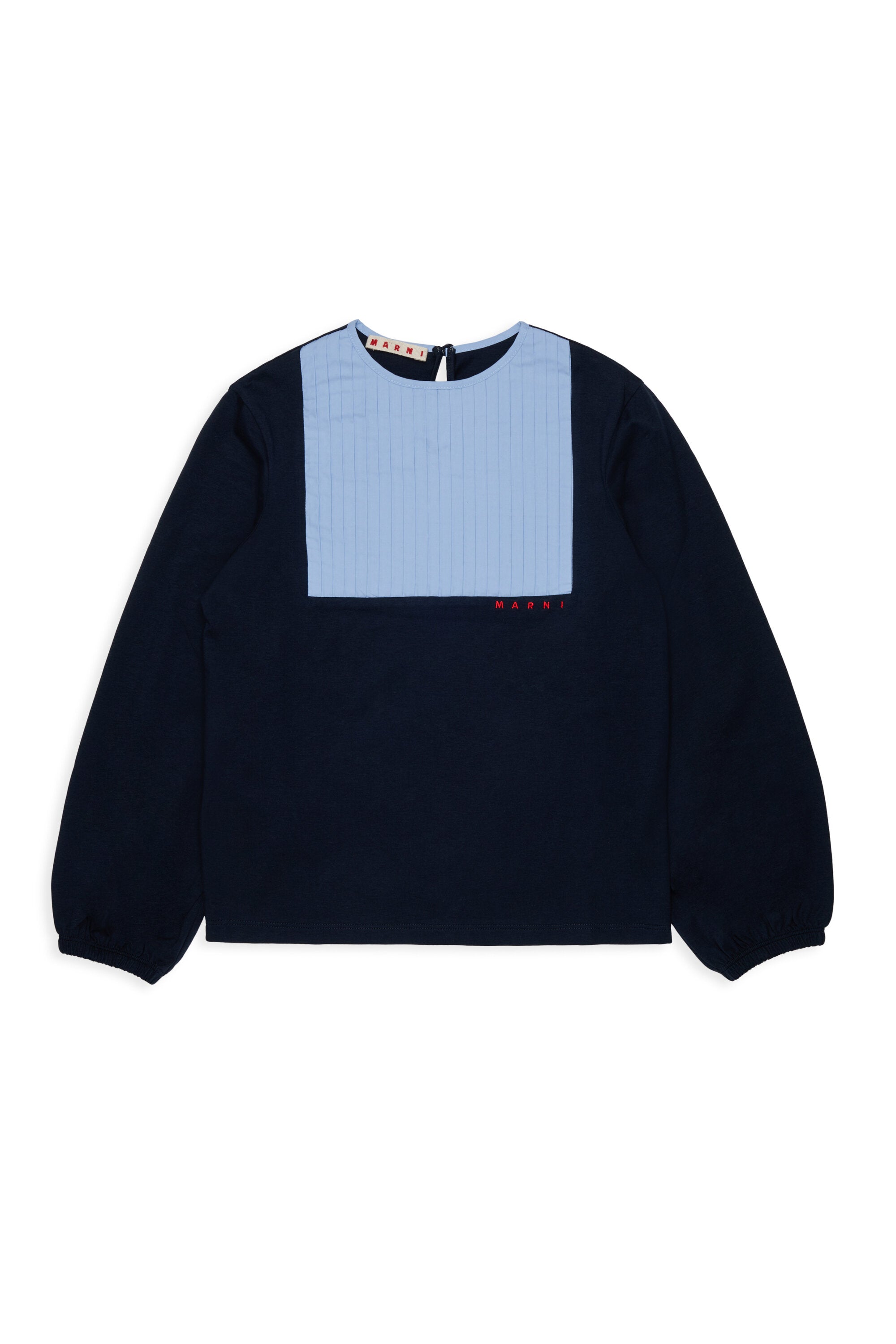 フロントにデザインが施された長袖Tシャツ
