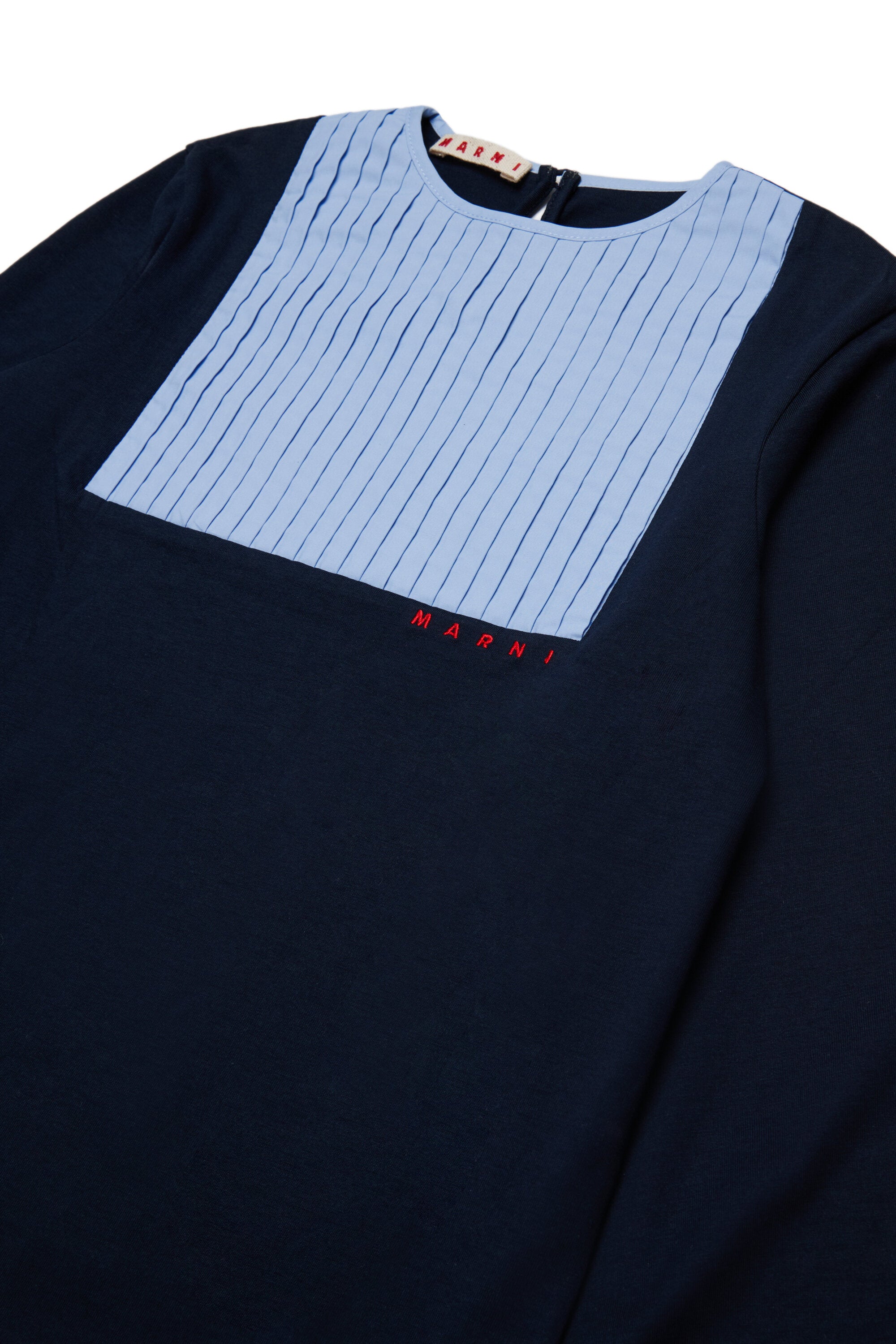 フロントにデザインが施された長袖Tシャツ