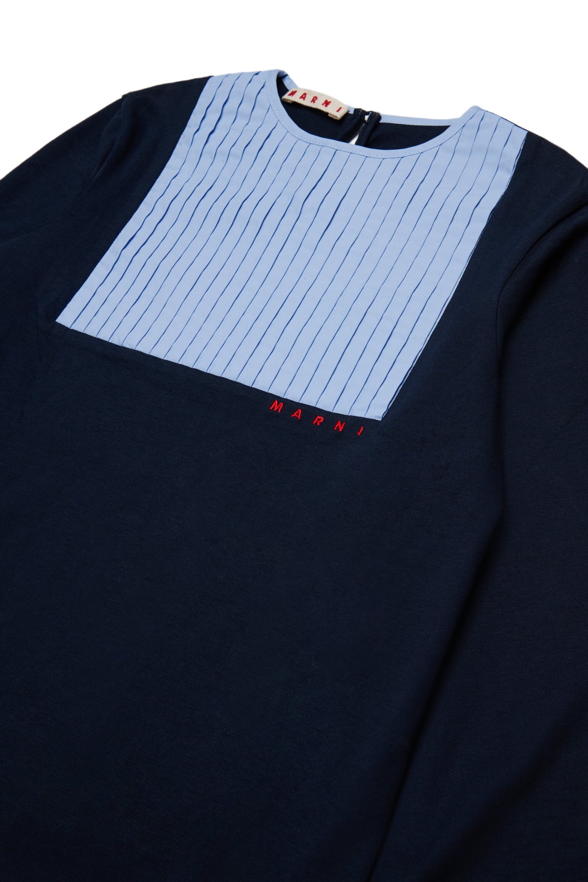 フロントにデザインが施された長袖Tシャツ