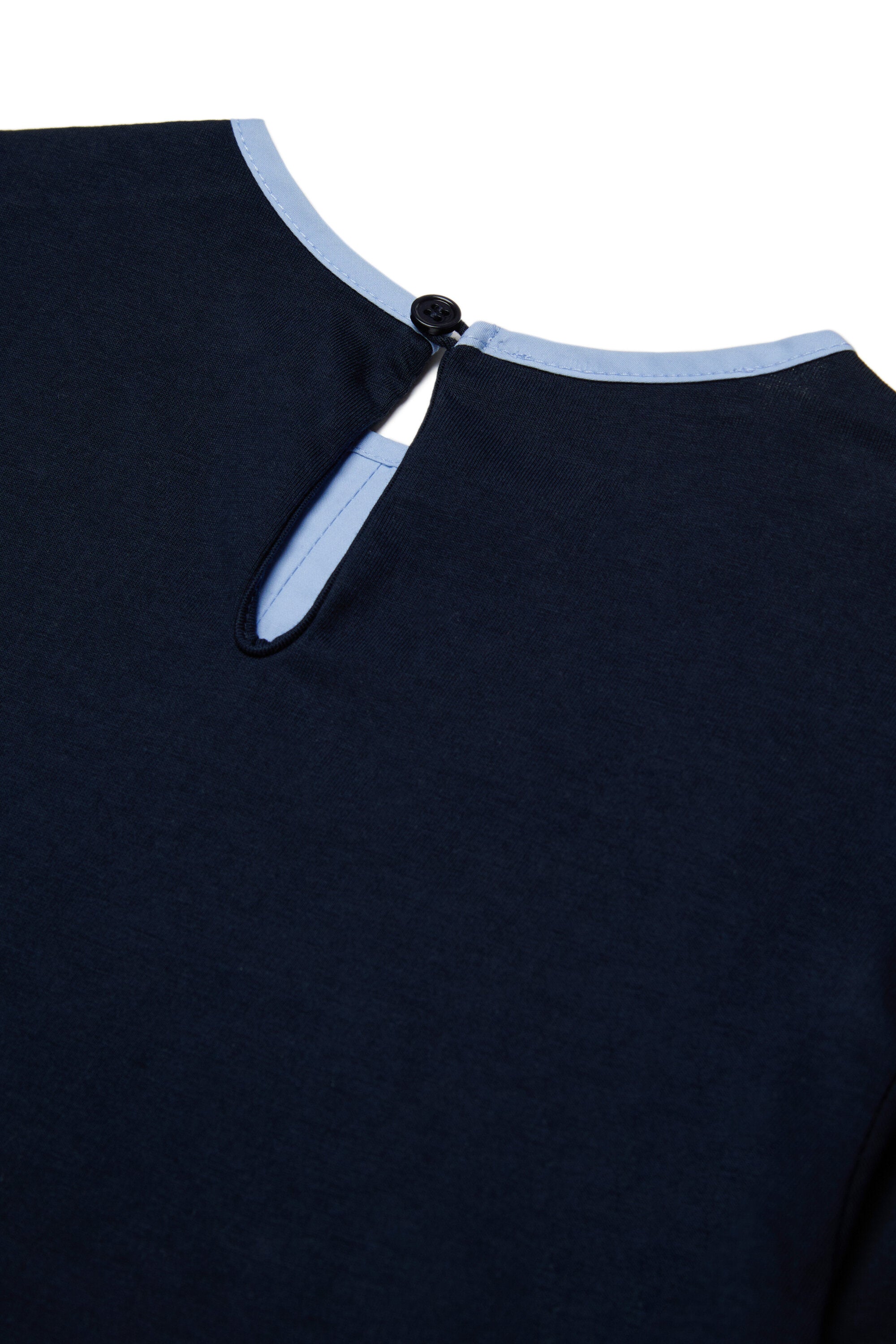 フロントにデザインが施された長袖Tシャツ