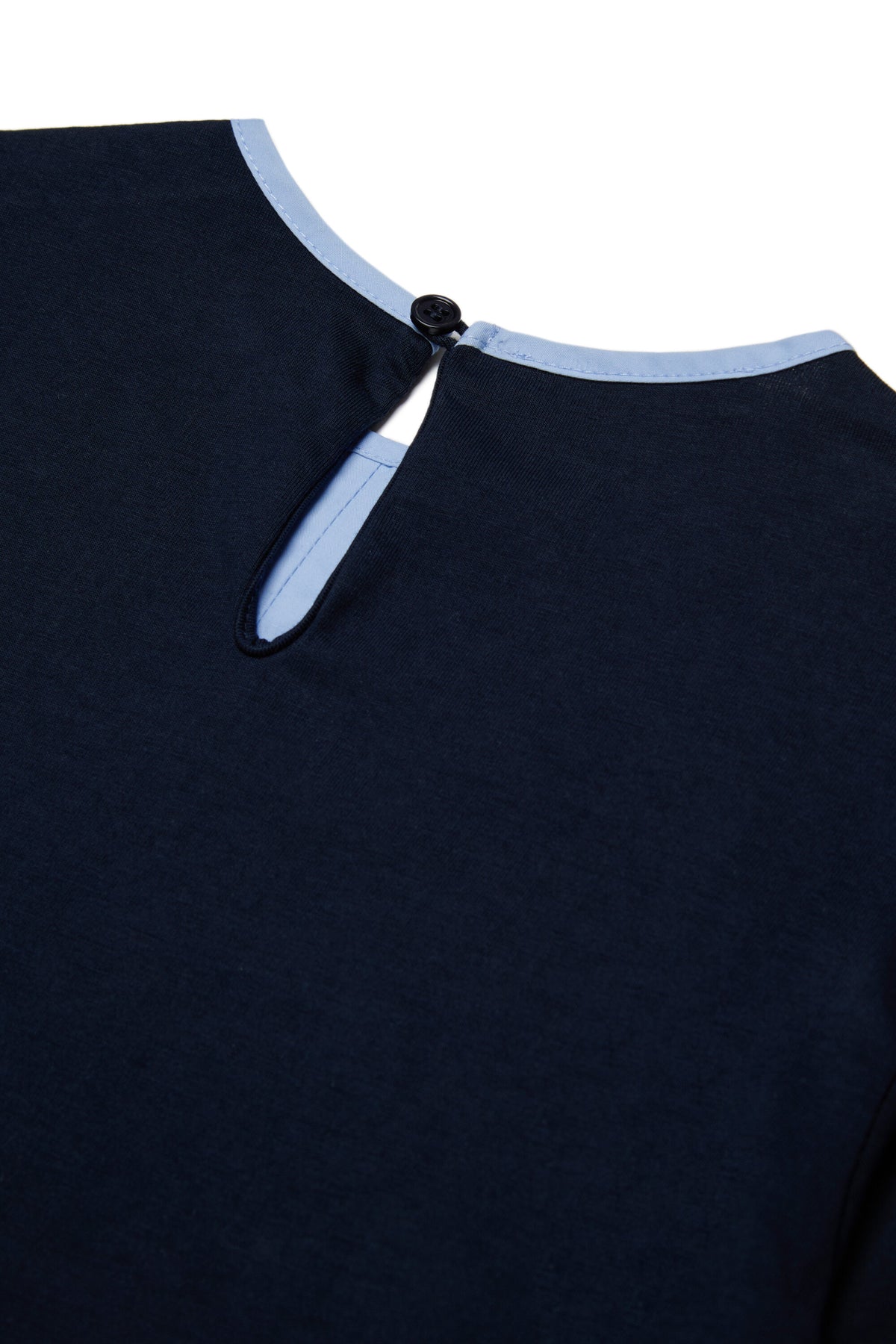 フロントにデザインが施された長袖Tシャツ