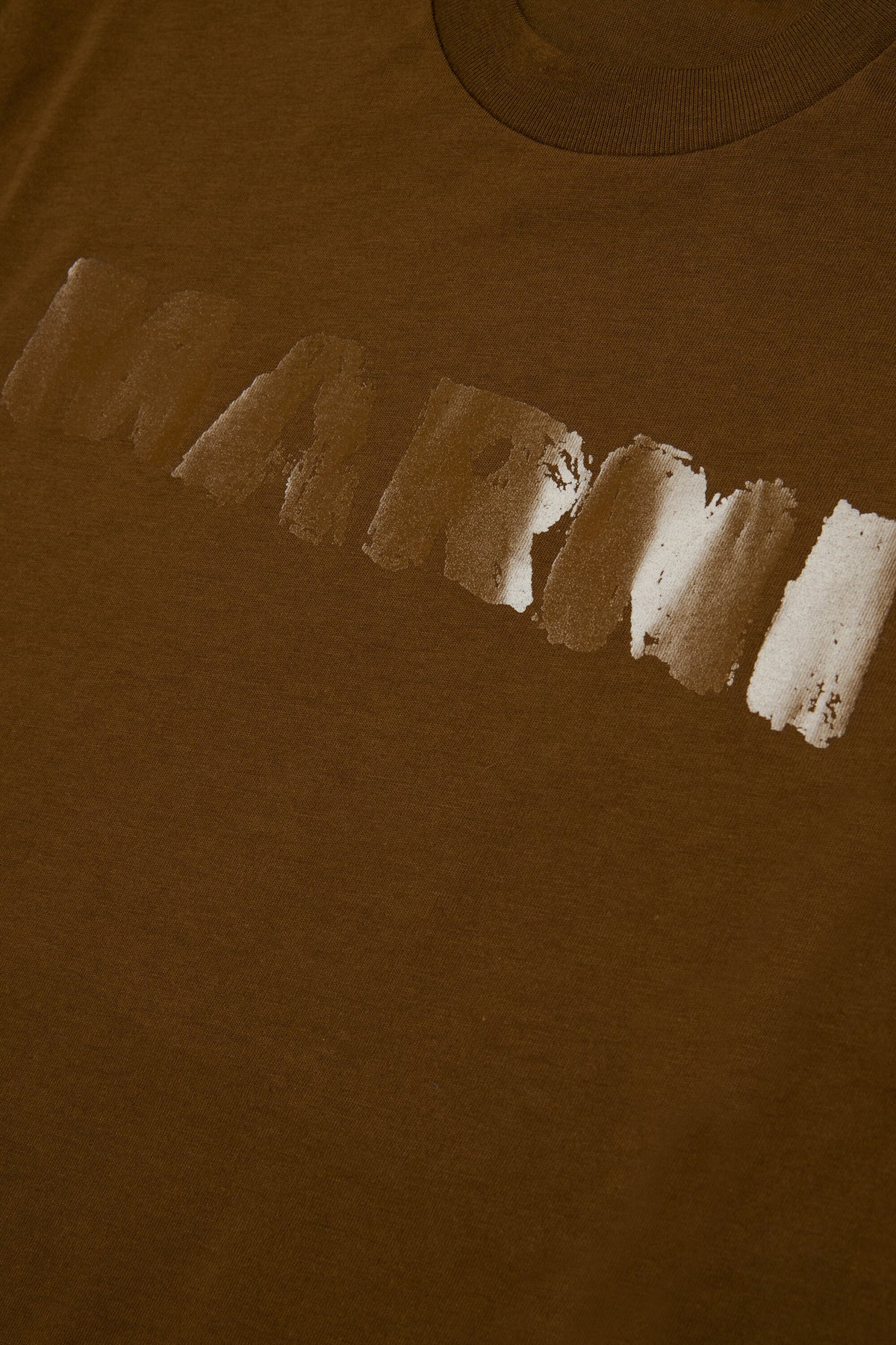 ロゴ付きTシャツ