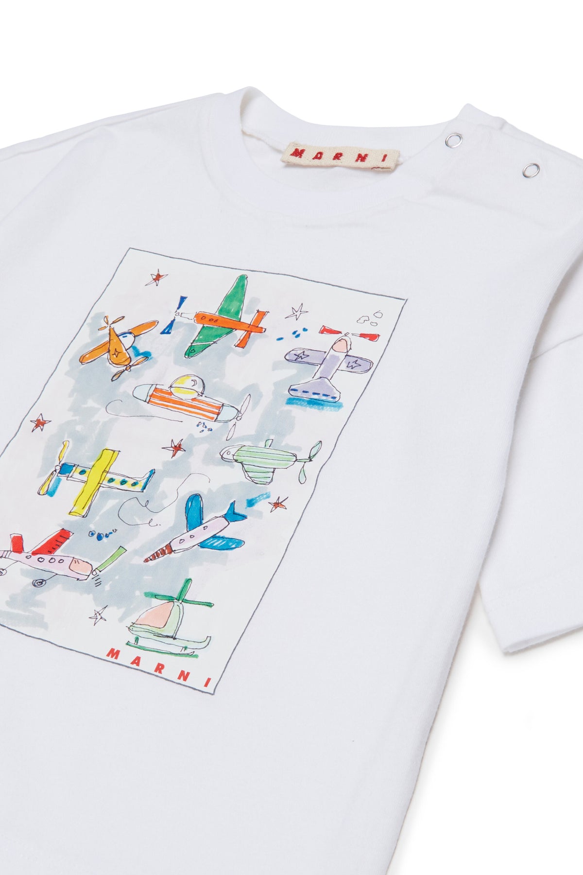 飛行機とロゴプリントのTシャツ