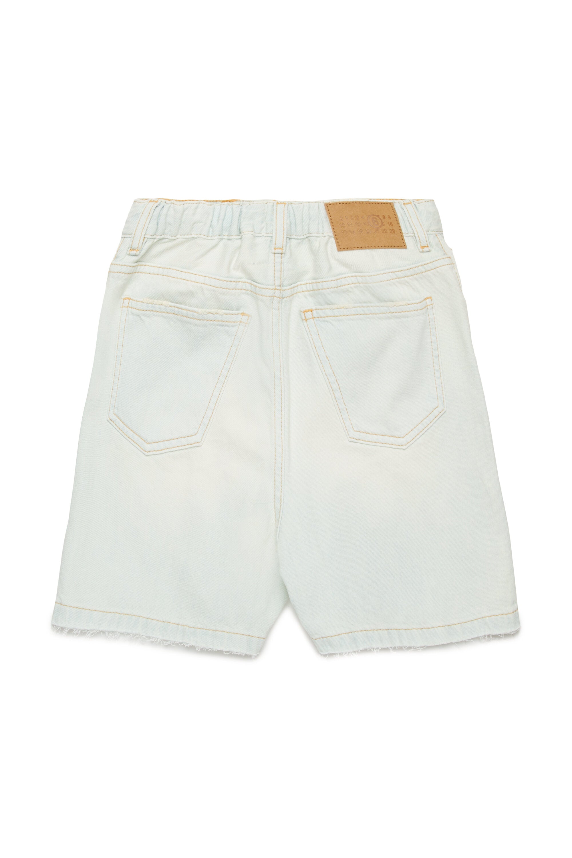 淡い色の着古したようなデニムショーツ