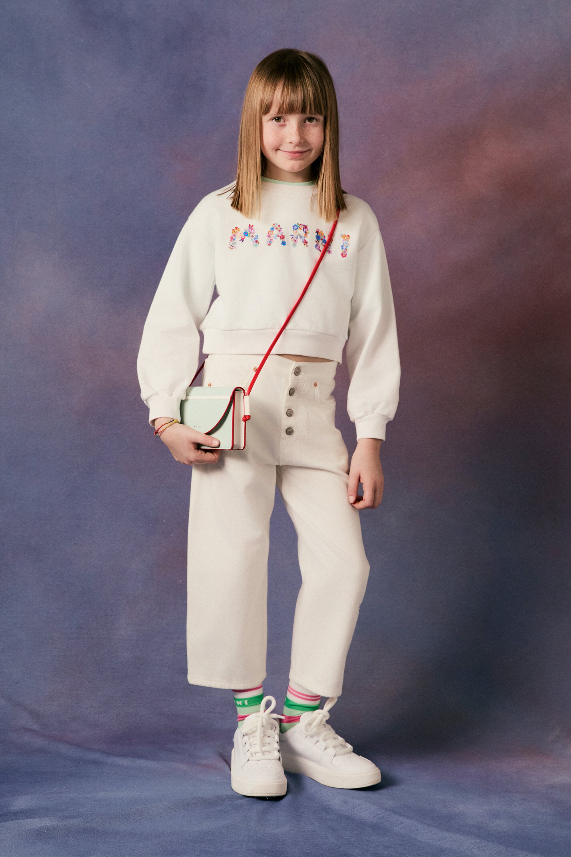 ロゴ入りホワイトジーンズ