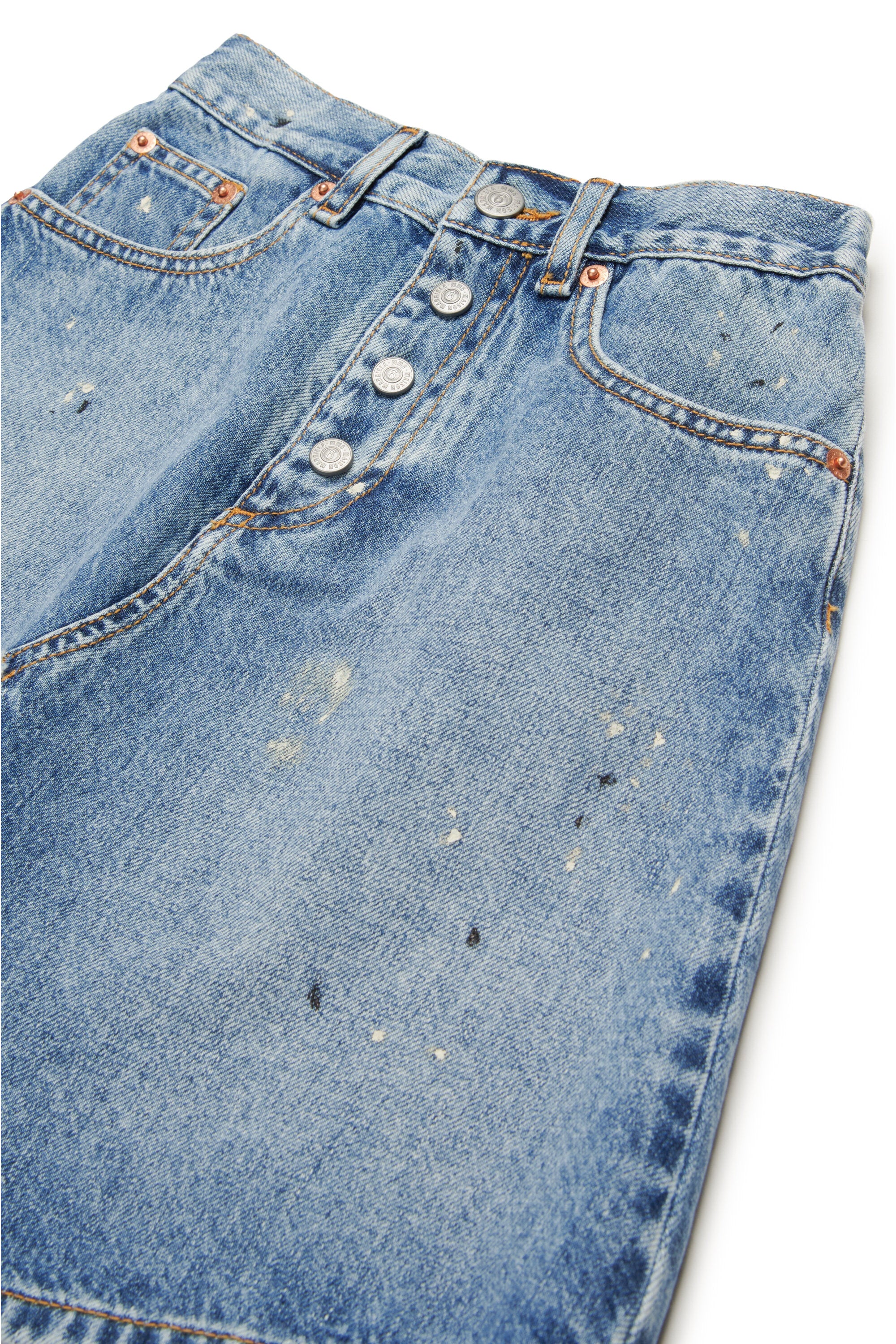 カラースポットの入ったブルーのデニムスカート