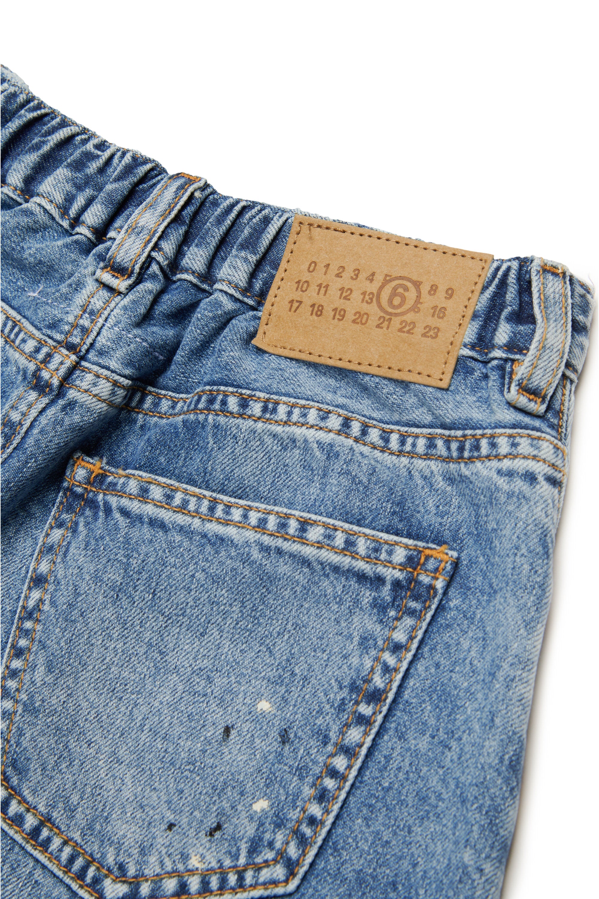 カラースポットの入ったブルーのデニムスカート