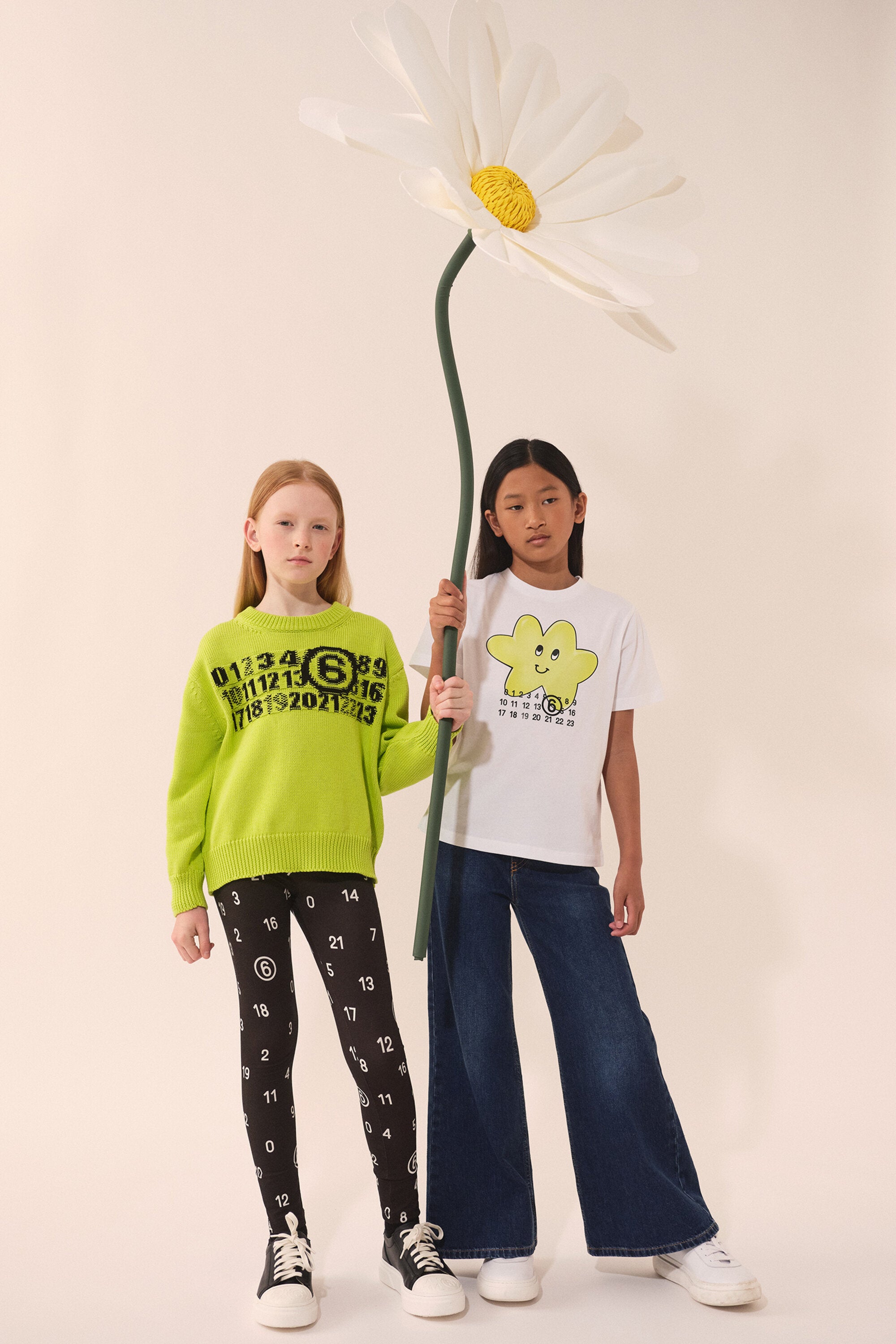 ミディアムブルーのジーンズ