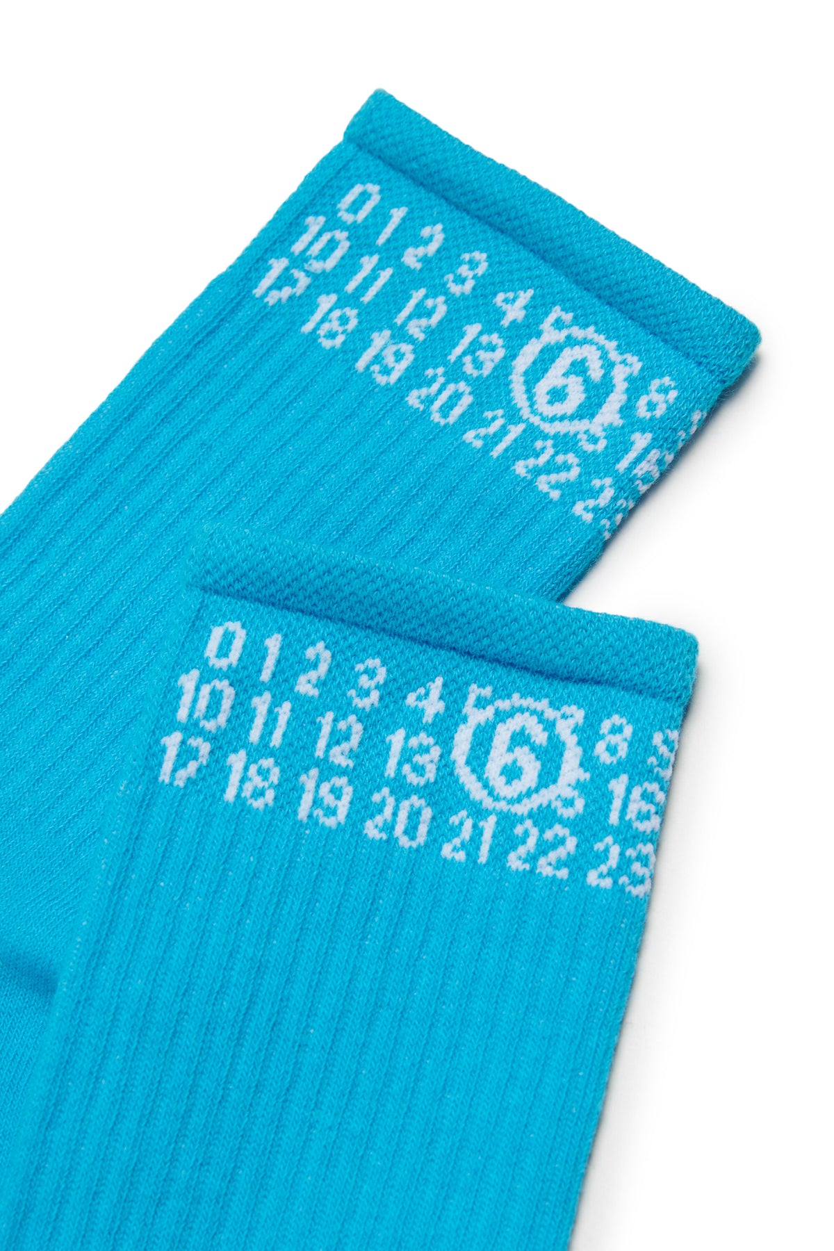 数字のロゴが入ったリブ編みのティーン向けソックス