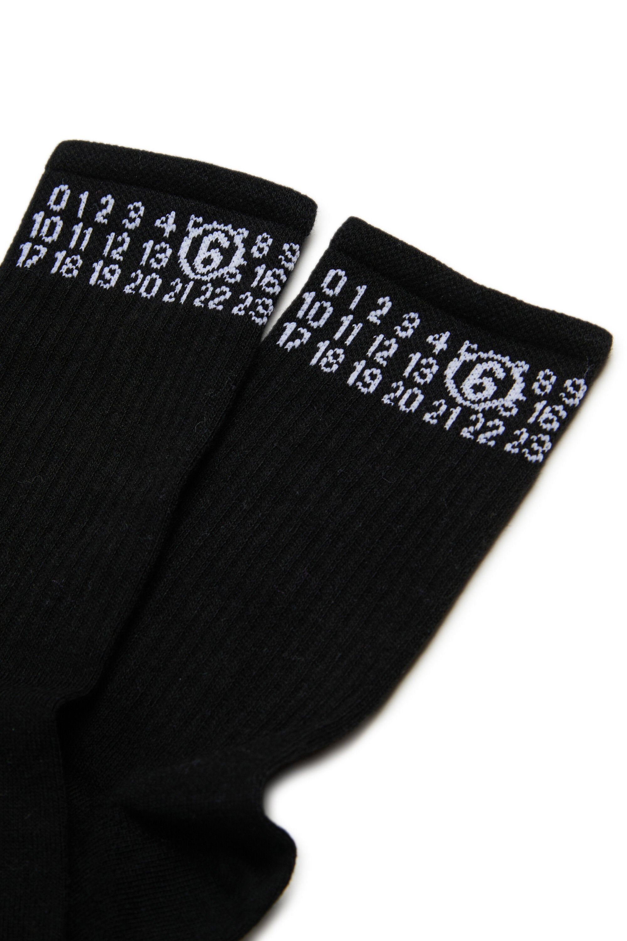 数字のロゴが入ったリブ編みのティーン向けソックス