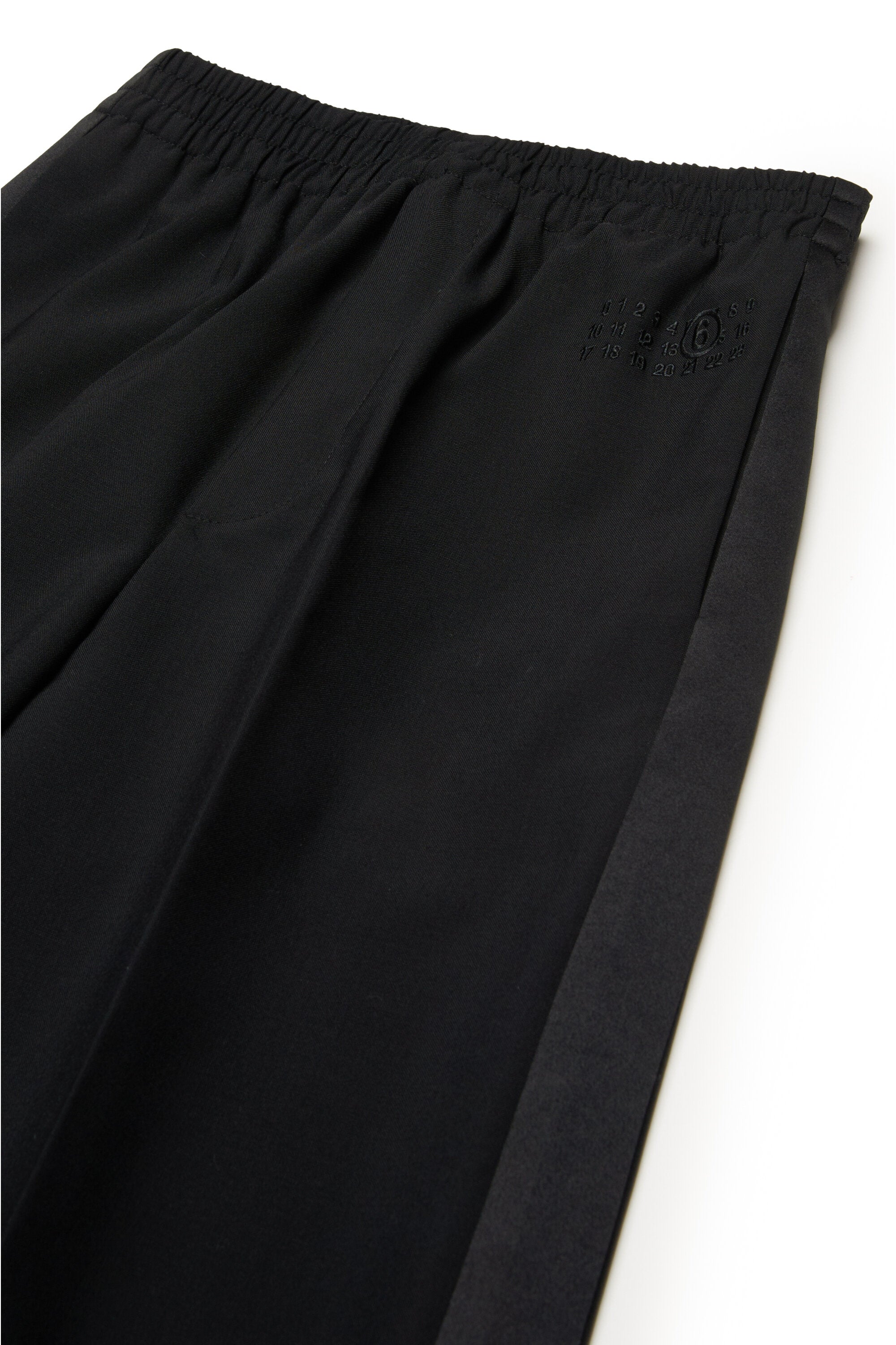 フォーマルなクールウールパンツ