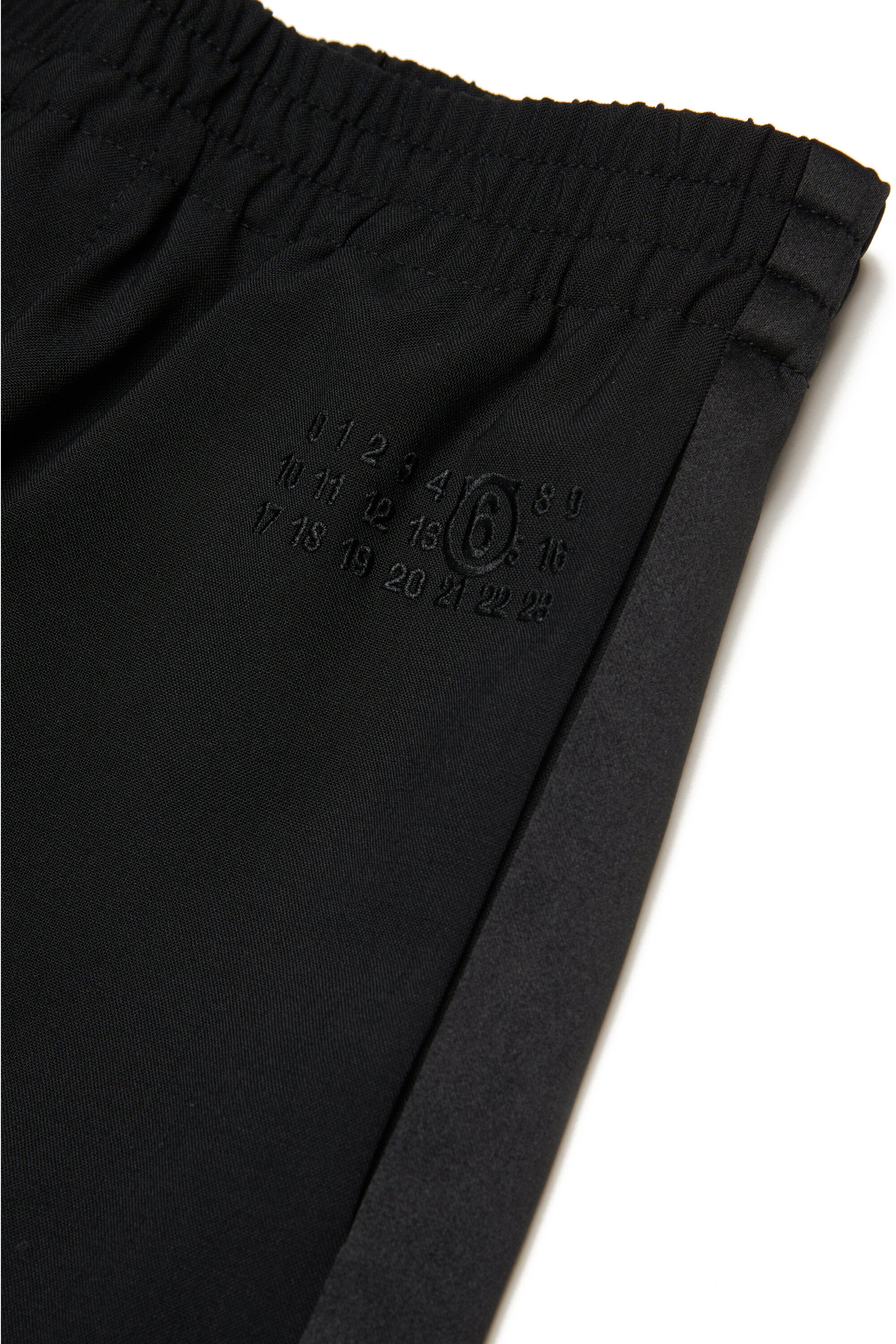 フォーマルなクールウールパンツ