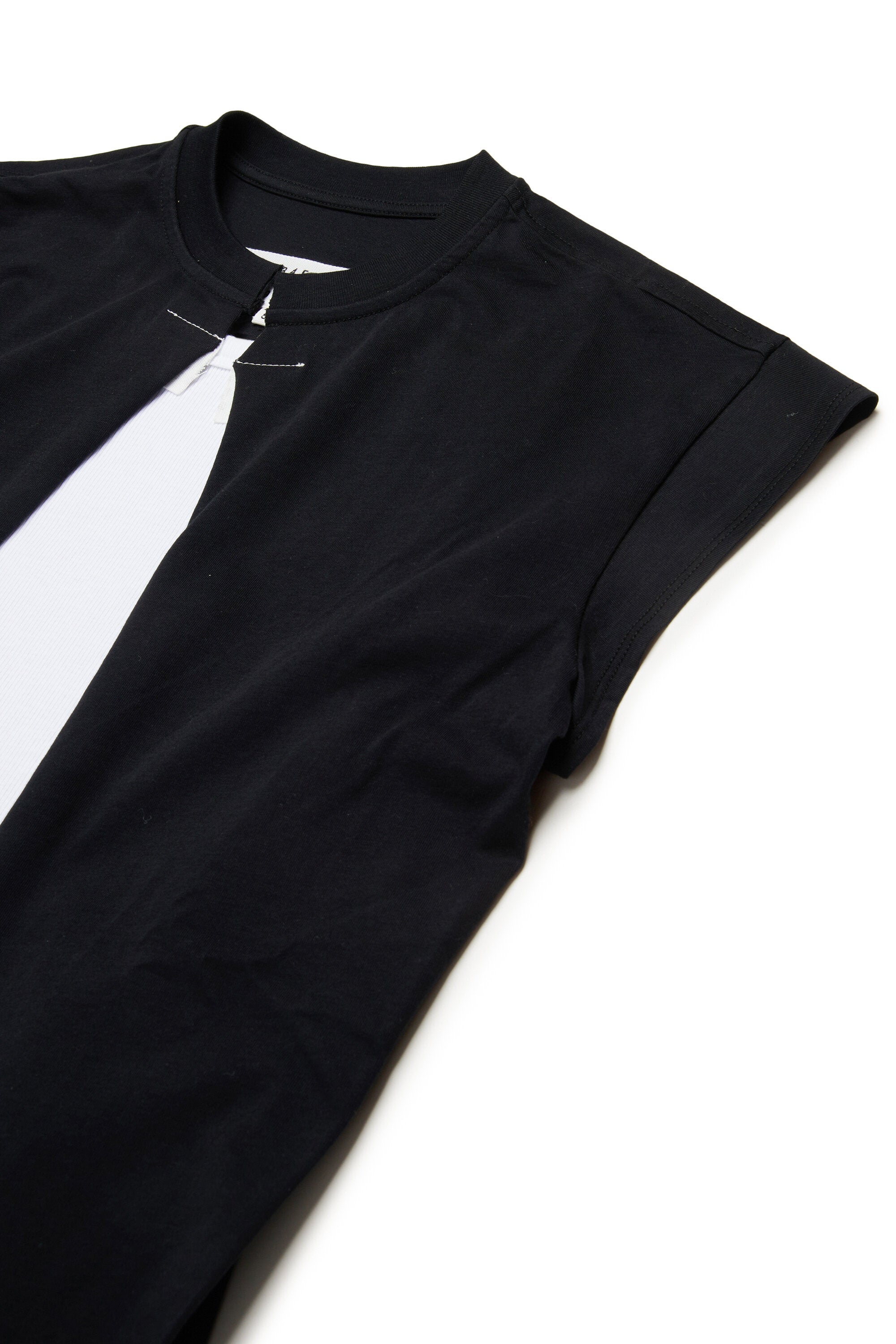 ディテールを生かしたAカットドレス