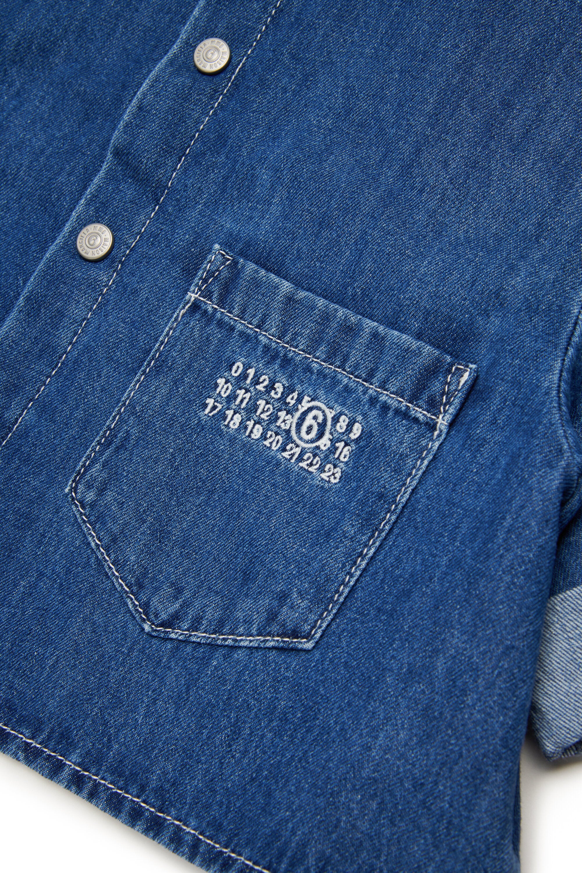 折り返し袖のデニムシャツ