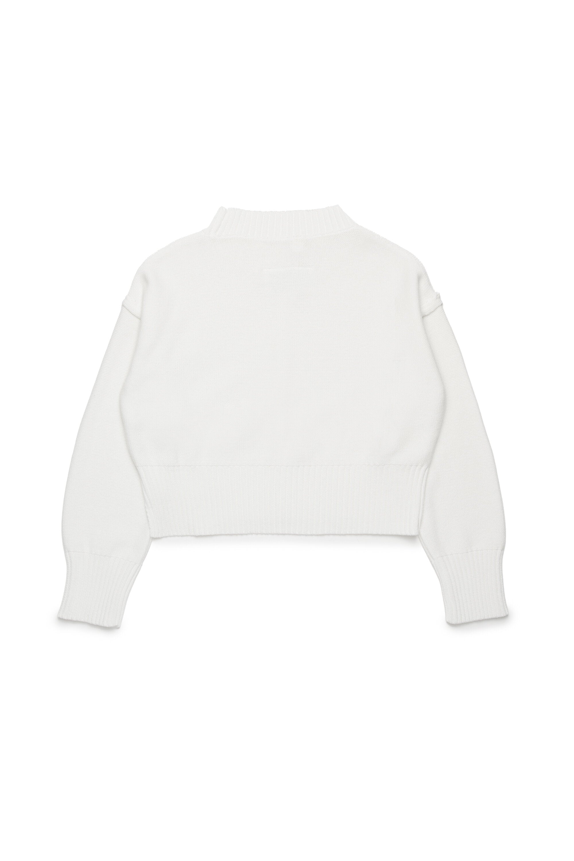 切れ目の入ったニットプルオーバー