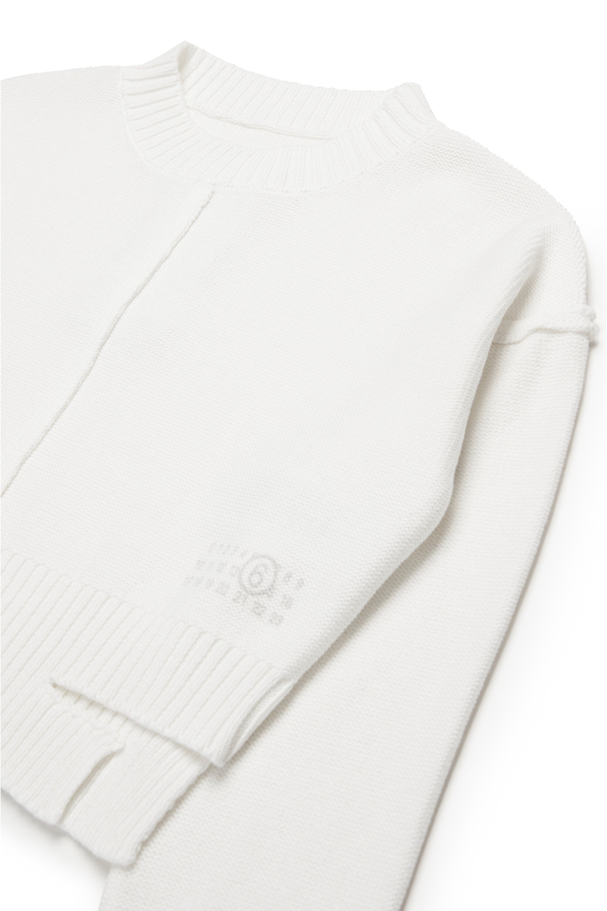 切れ目の入ったニットプルオーバー