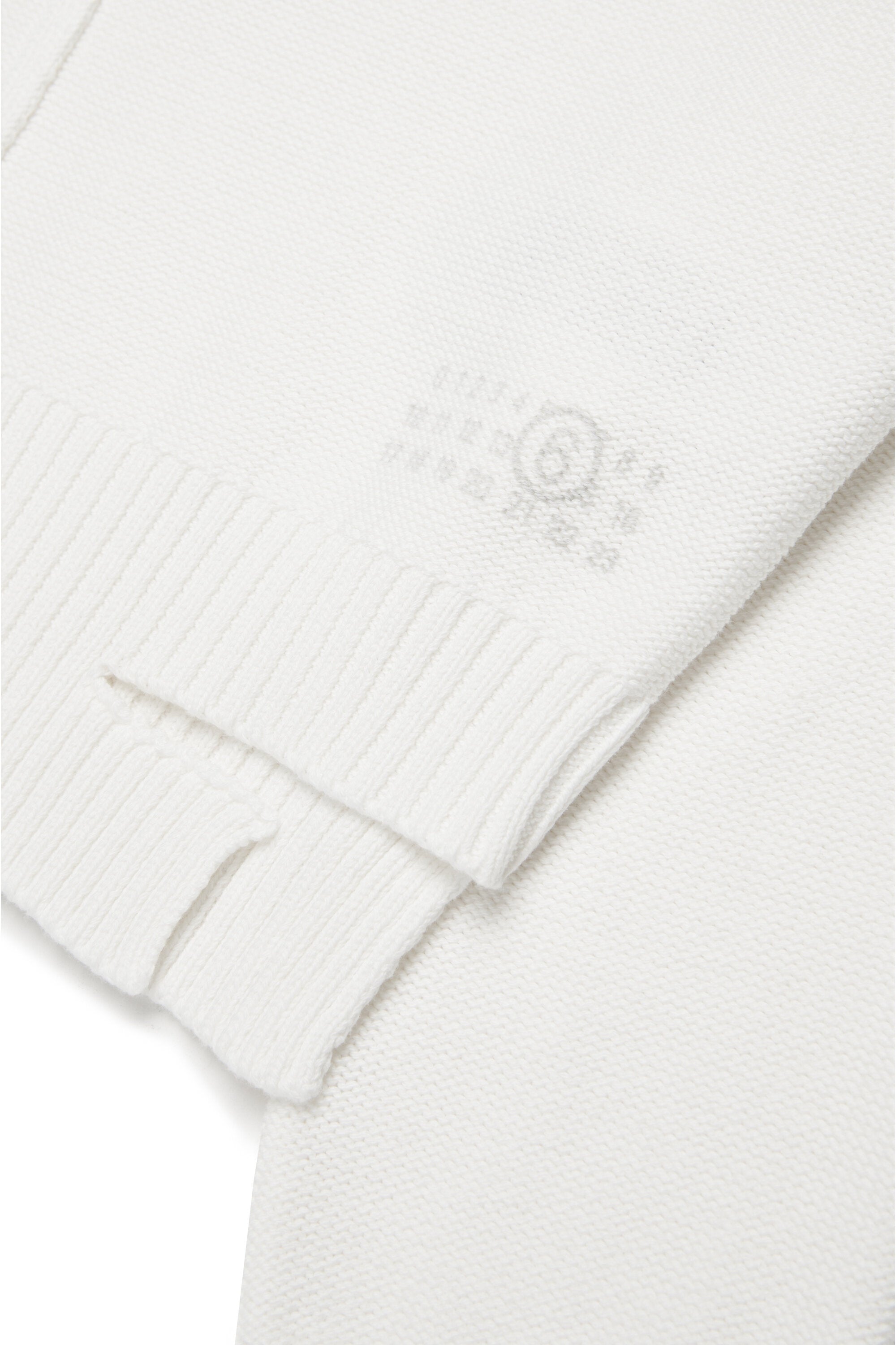 切れ目の入ったニットプルオーバー