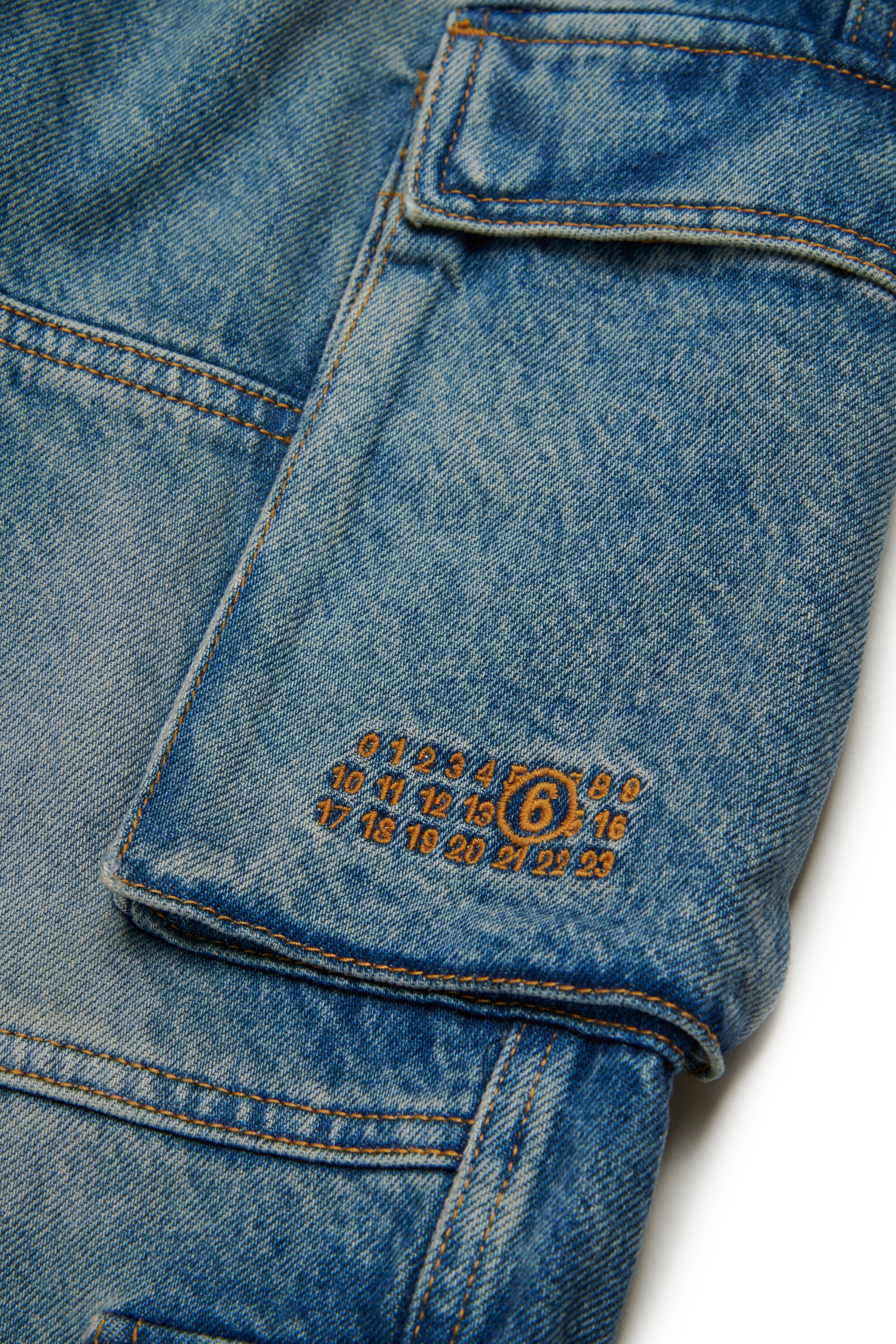 ミディアムブルーのカーゴ・ジーンズ